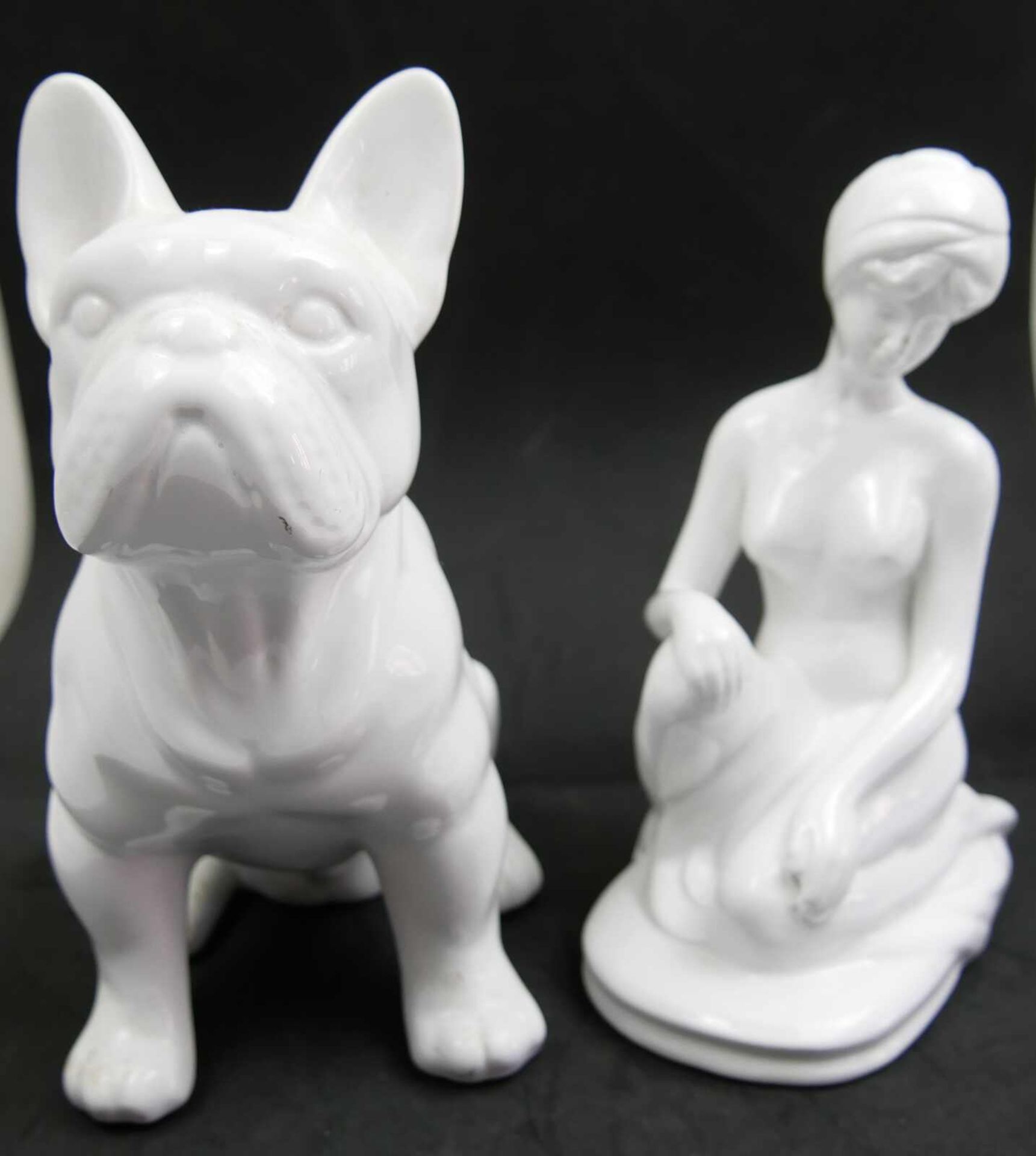 2 Porzellanfiguren, Weißporzellan, 1x Hund, Höhe ca. 22 cm, sowie 1x Frauenakt, Höhe ca. 20,5 cm,