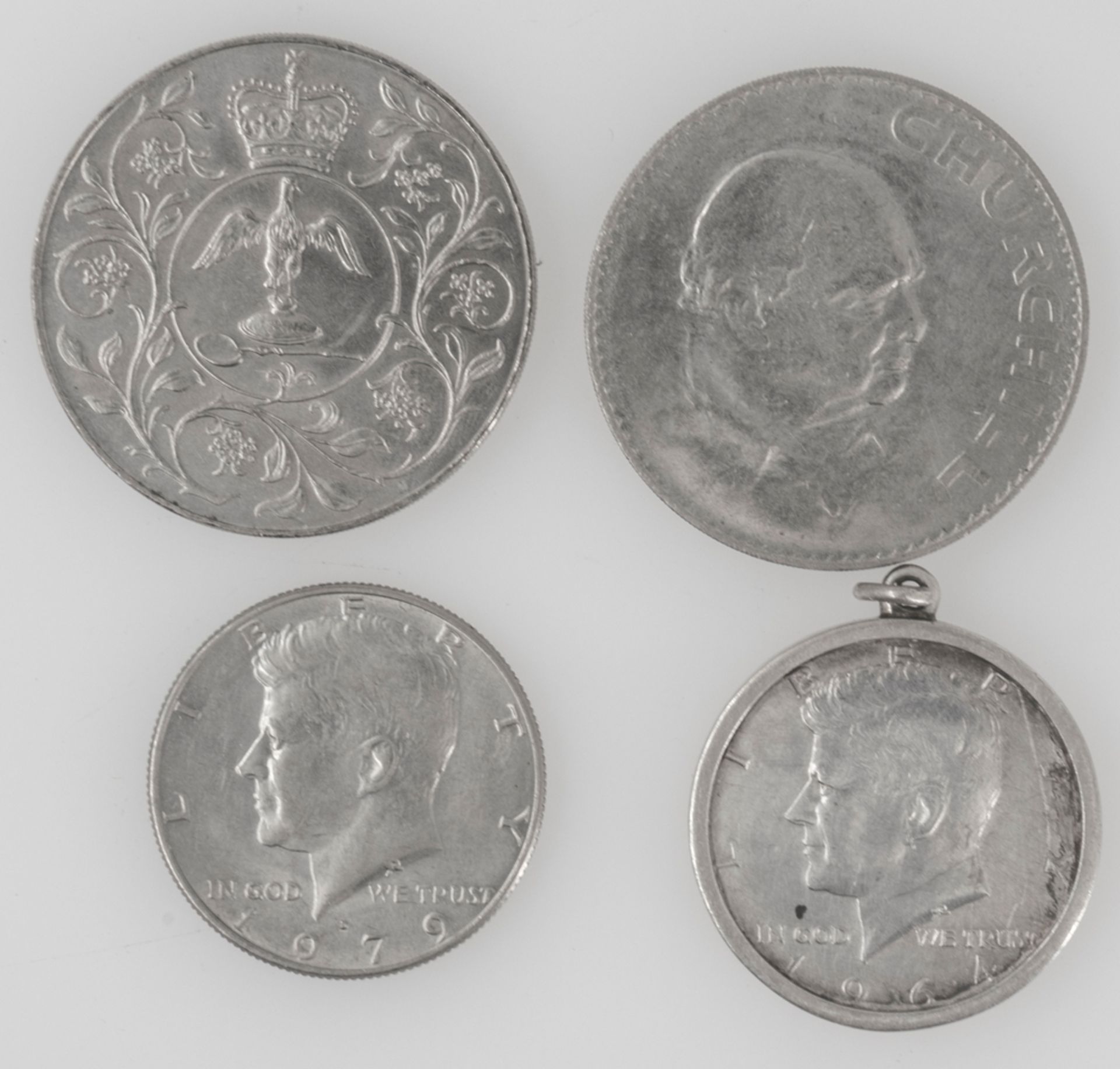 Großbritannien / USA, Lot Münzen, bestehend aus 2 x 1 Crown und 2 x 1 Dollar.