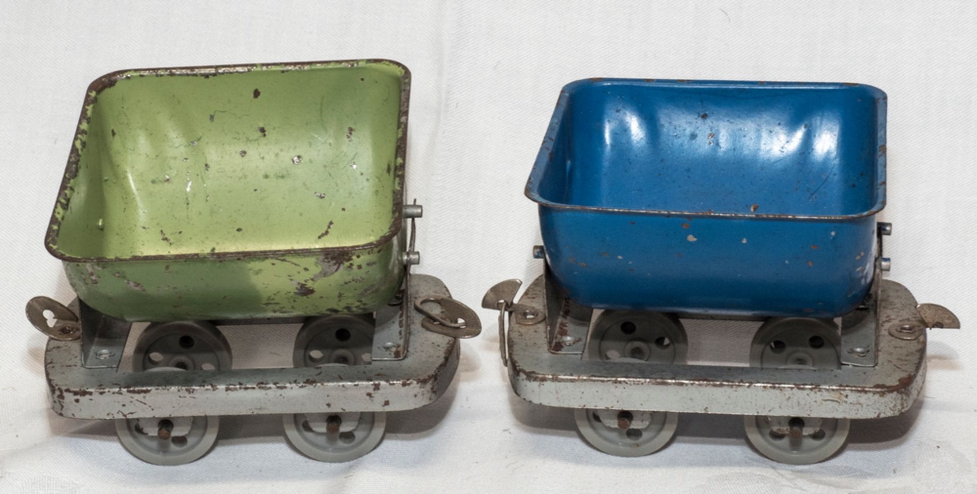 Zwei Kipploren - Wagen, Metall, Räder Kunststoff. Wahrscheinlich DDR. Länge: ca. 10 cm.