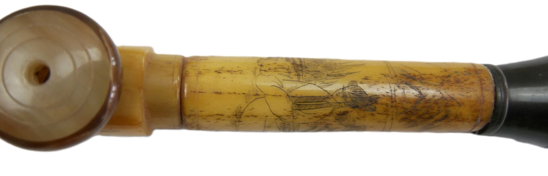 Chinesische Opiumpfeife aus Knochen, geschnitzt und verziert mit Geishas. Länge ca. 54 cm - Image 3 of 3