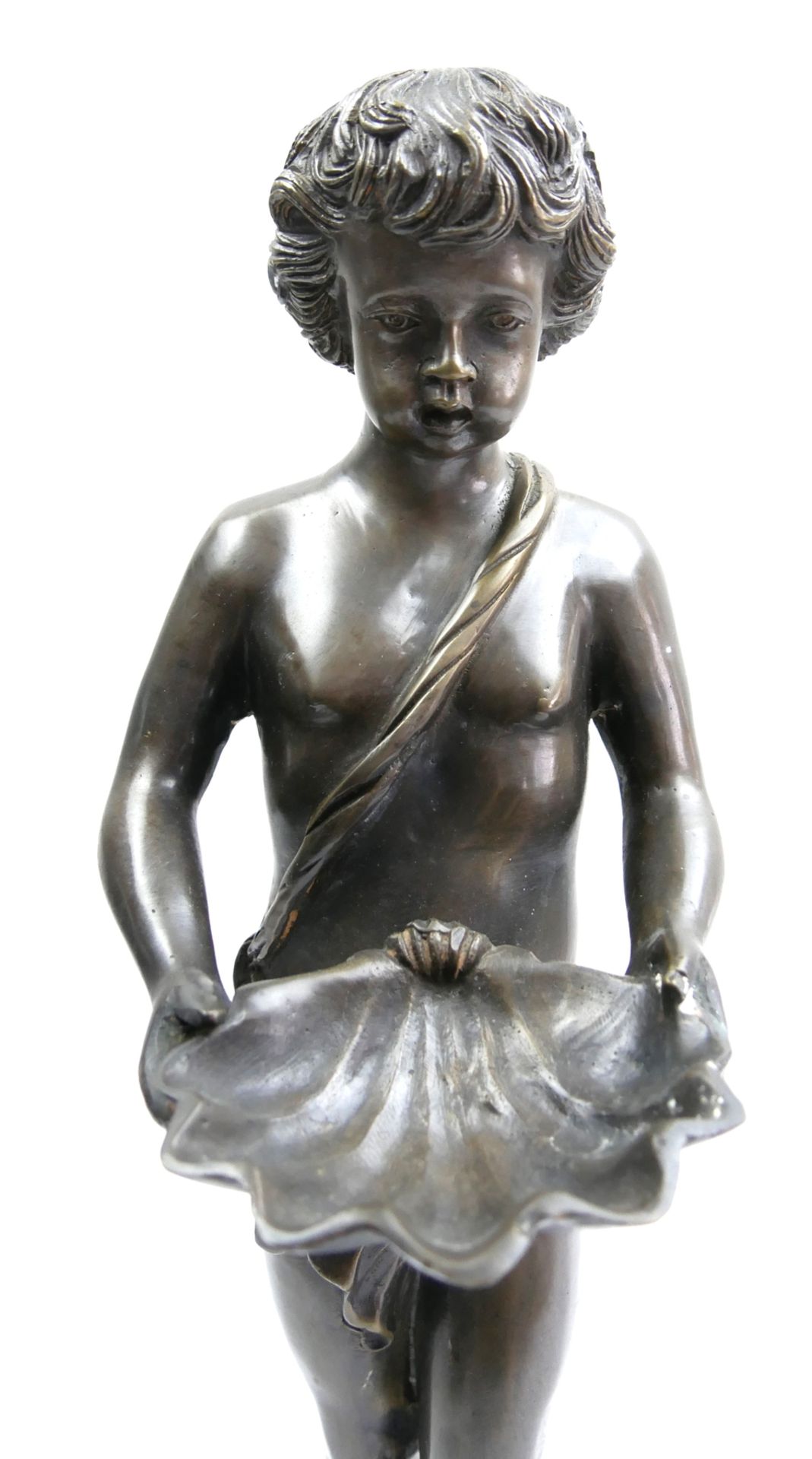 Bronze Figur, dunkel patiniert "Junge mit Muschelschale" unsigniert. Teilweise mit minimalen - Bild 3 aus 3