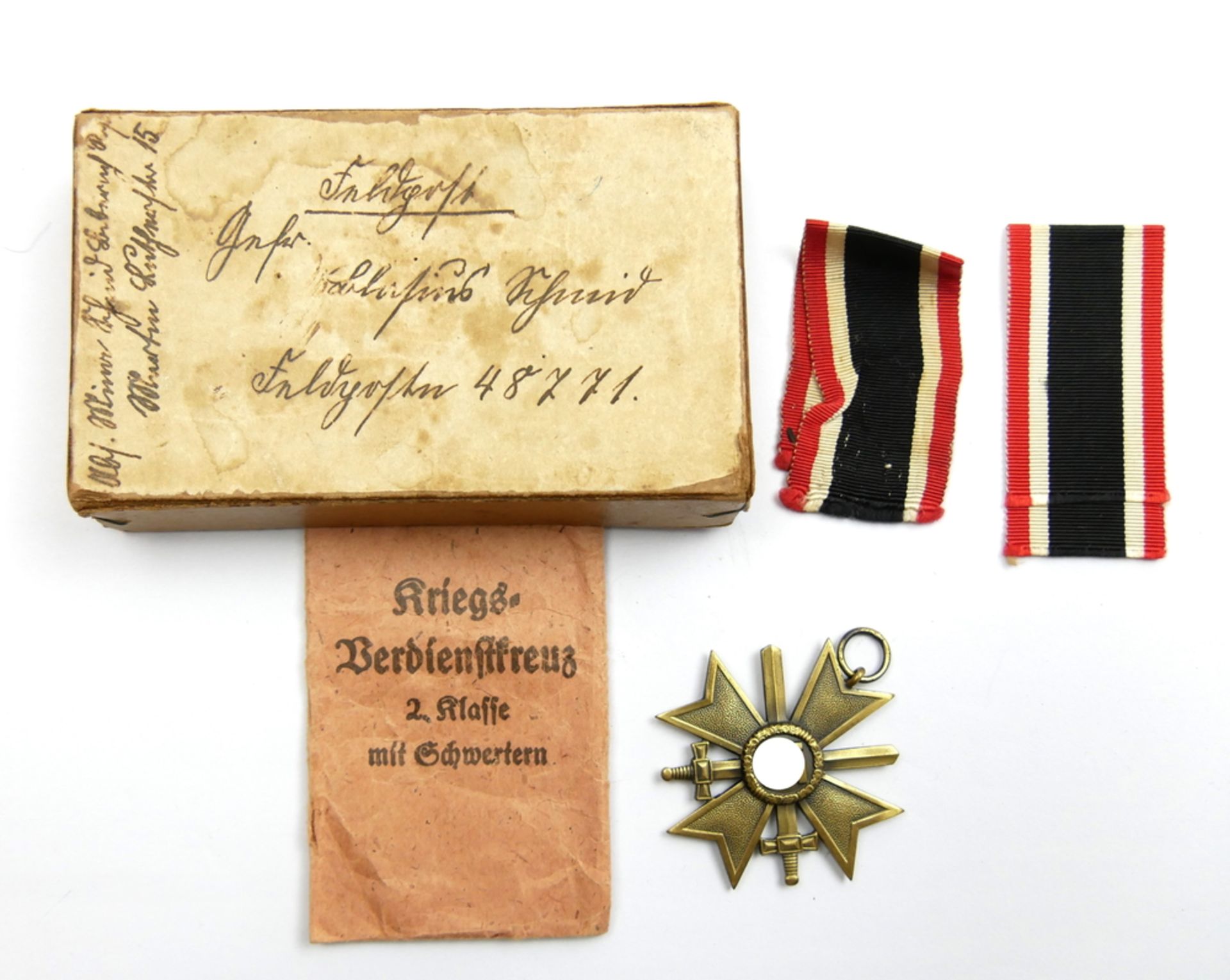 Kriegsverdienstkreuz mit Schwertern in Original Verleihungstüte, selten mit Feldpostpäckchen.