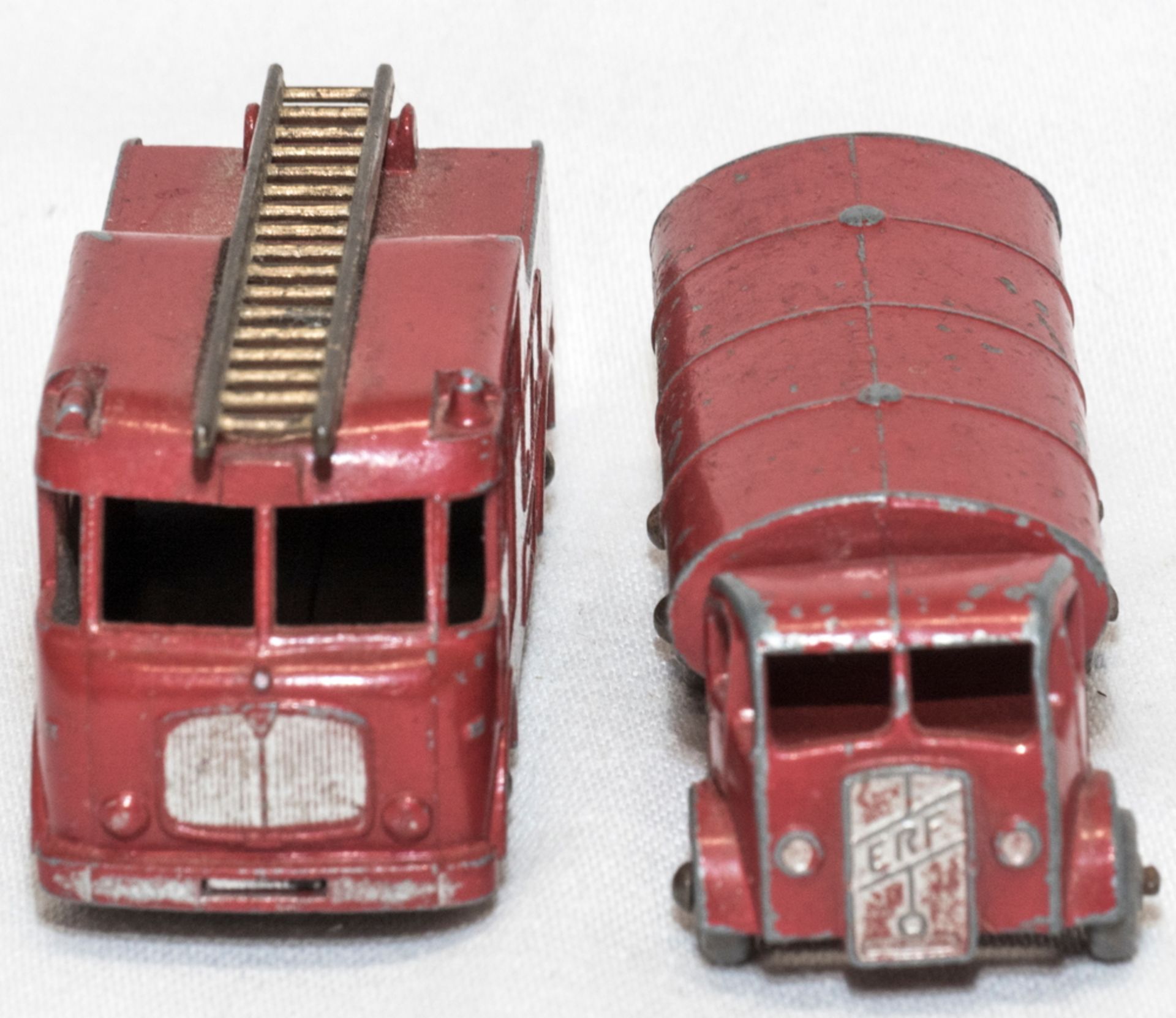 Zwei Lesney Modellautos, No. 9 Feuerwehr Truck und No. 11 Tankwagen. - Bild 2 aus 5