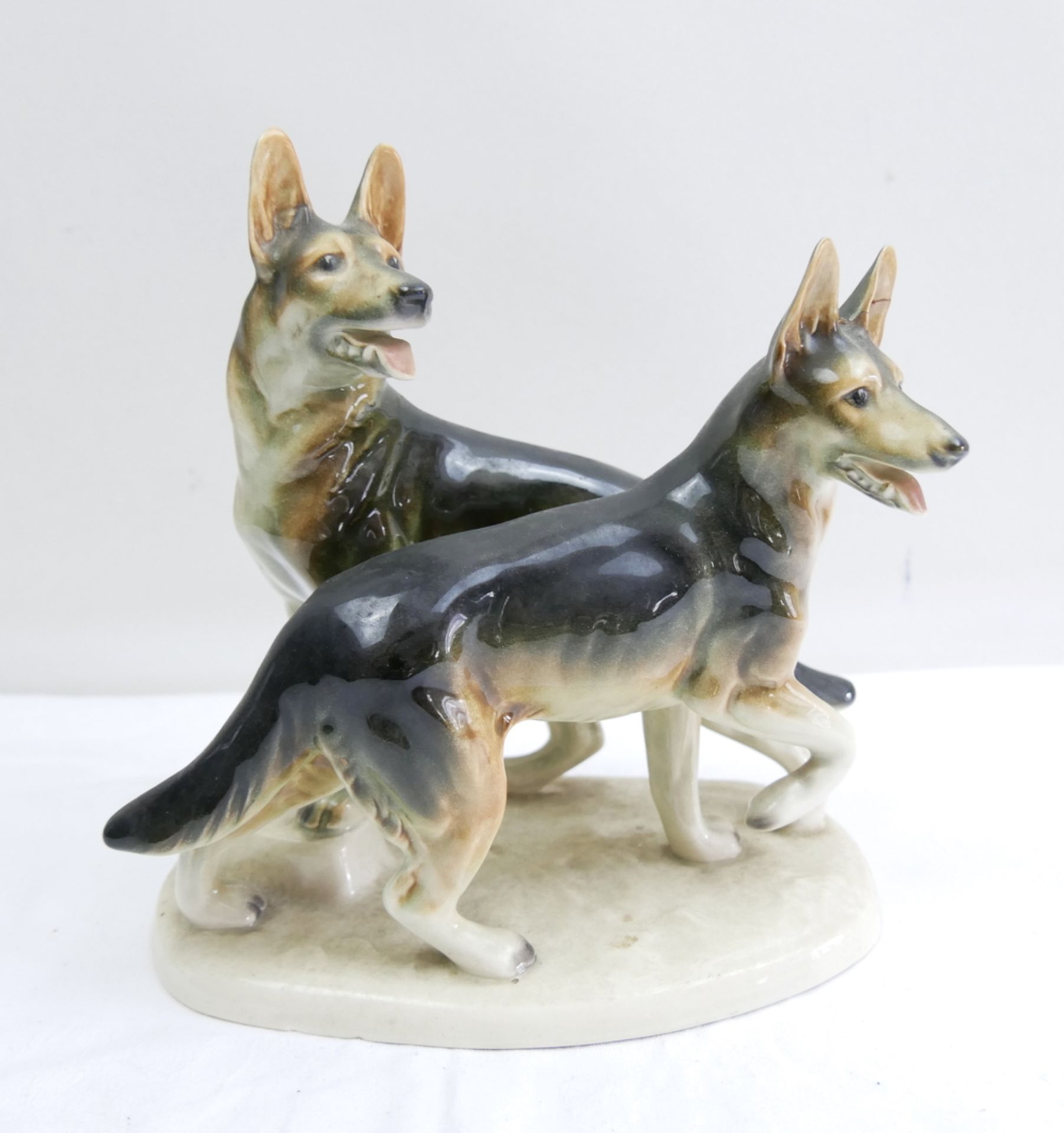 Porzellangruppe Cortendorf Schäferhunde, Unterbodenglasur. Ein Ohr geklebt. Höhe ca. 21 cm, Länge