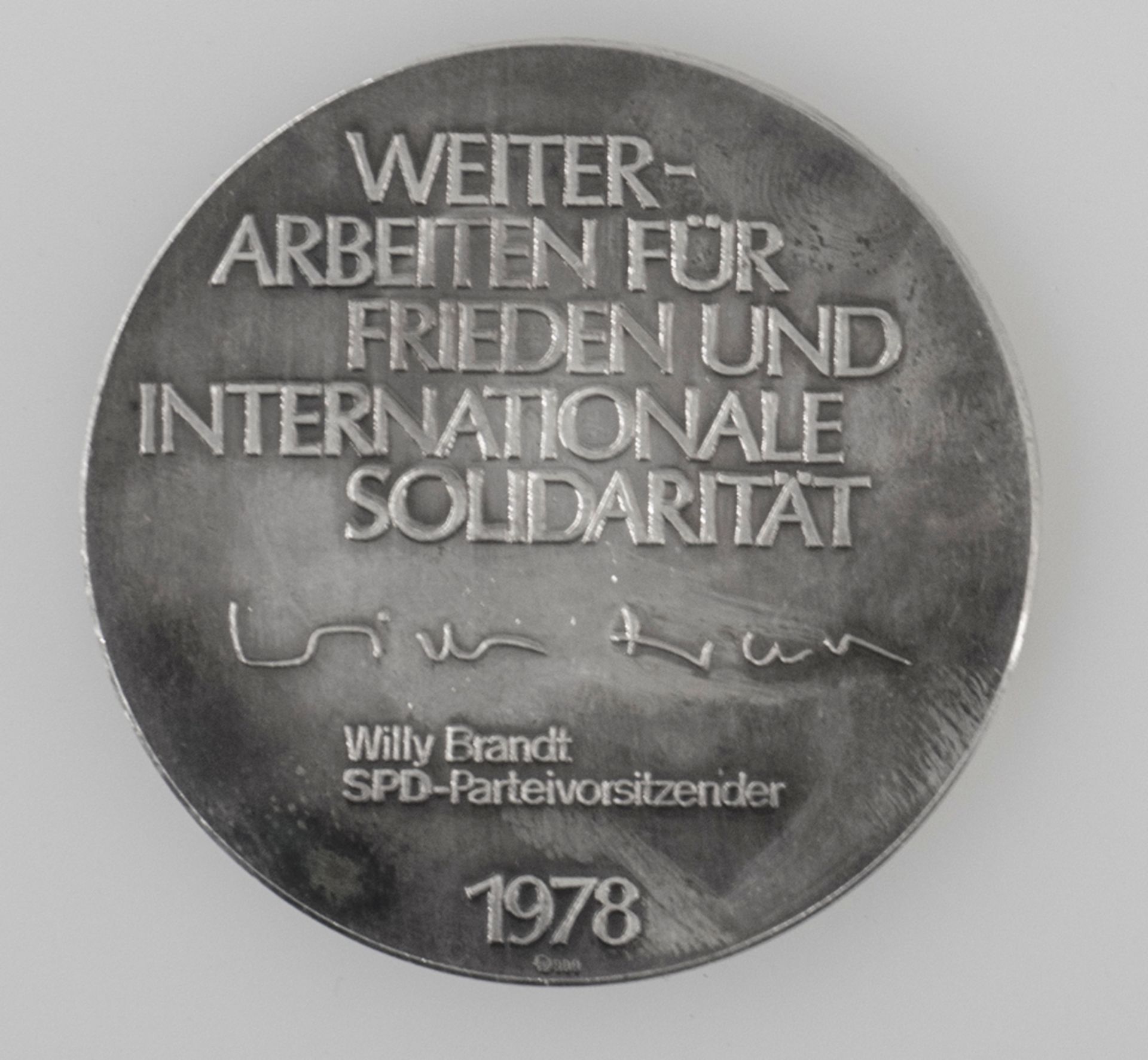 Silber - Medaille "Willy Brand". Silber 999. Durchmesser: ca. 50 mm. - Bild 2 aus 2