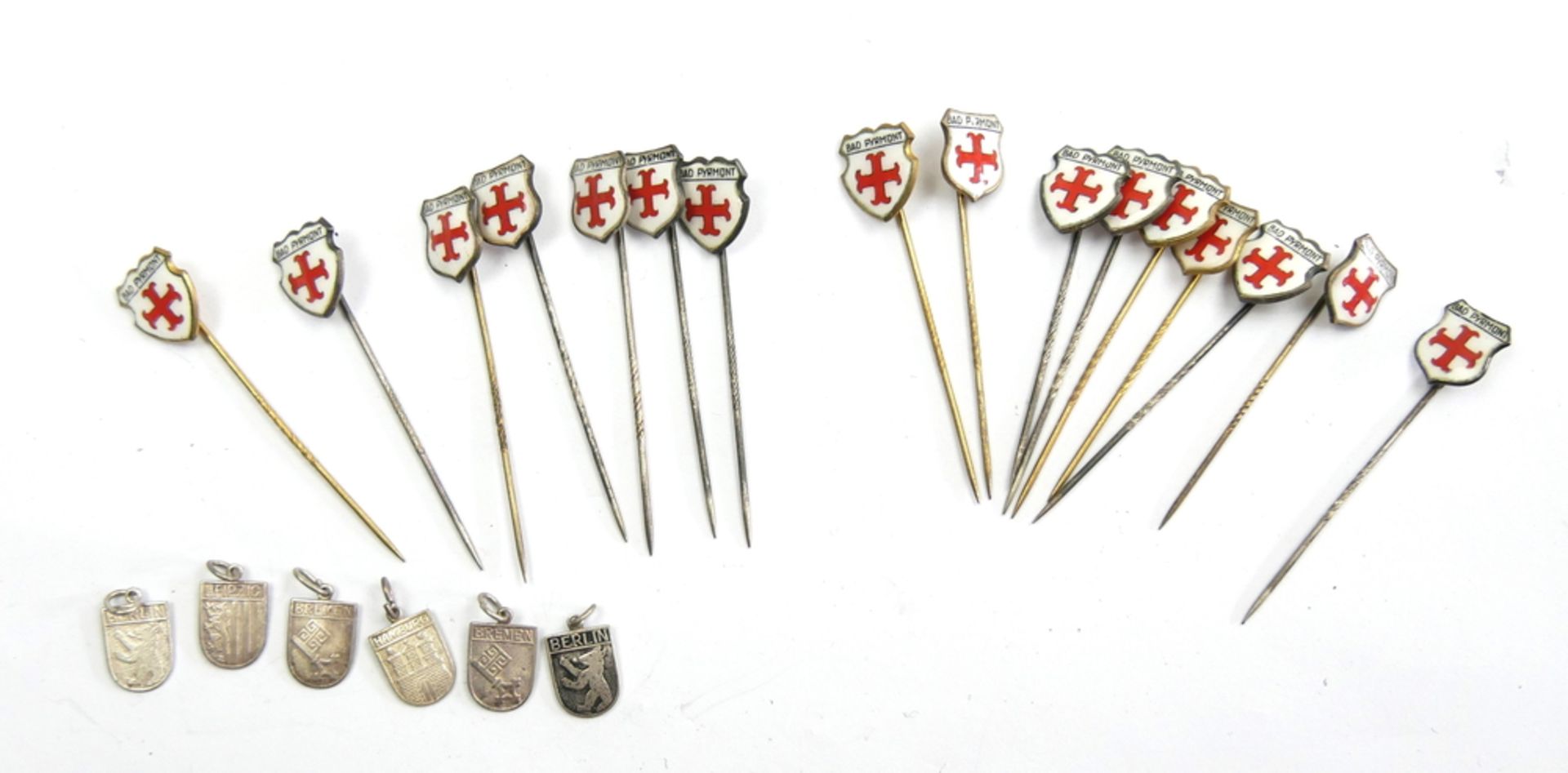 Lot Pin´s "rotes Kreuz", Bad Pyrmont, Emaille, 800er Silber, sowie Charms "Berlin".