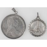 Österreich 1780, Maria Theresia Taler, gehenkelt. Dazu Anhänger Paris Eifelturm und Triumphbogen.