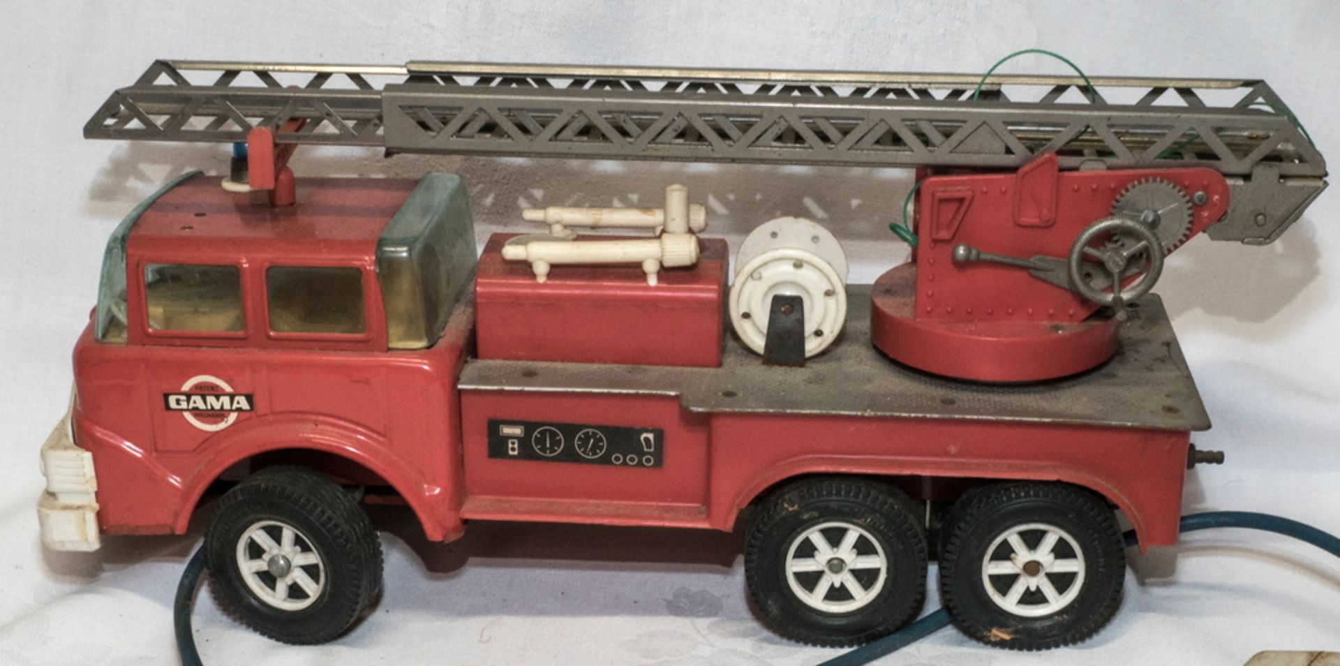 Gama Feuerwehrauto mit Fernbedienung. Nicht komplett. Länge: ca. 32 cm. Funktion nicht geprüft. - Bild 3 aus 5