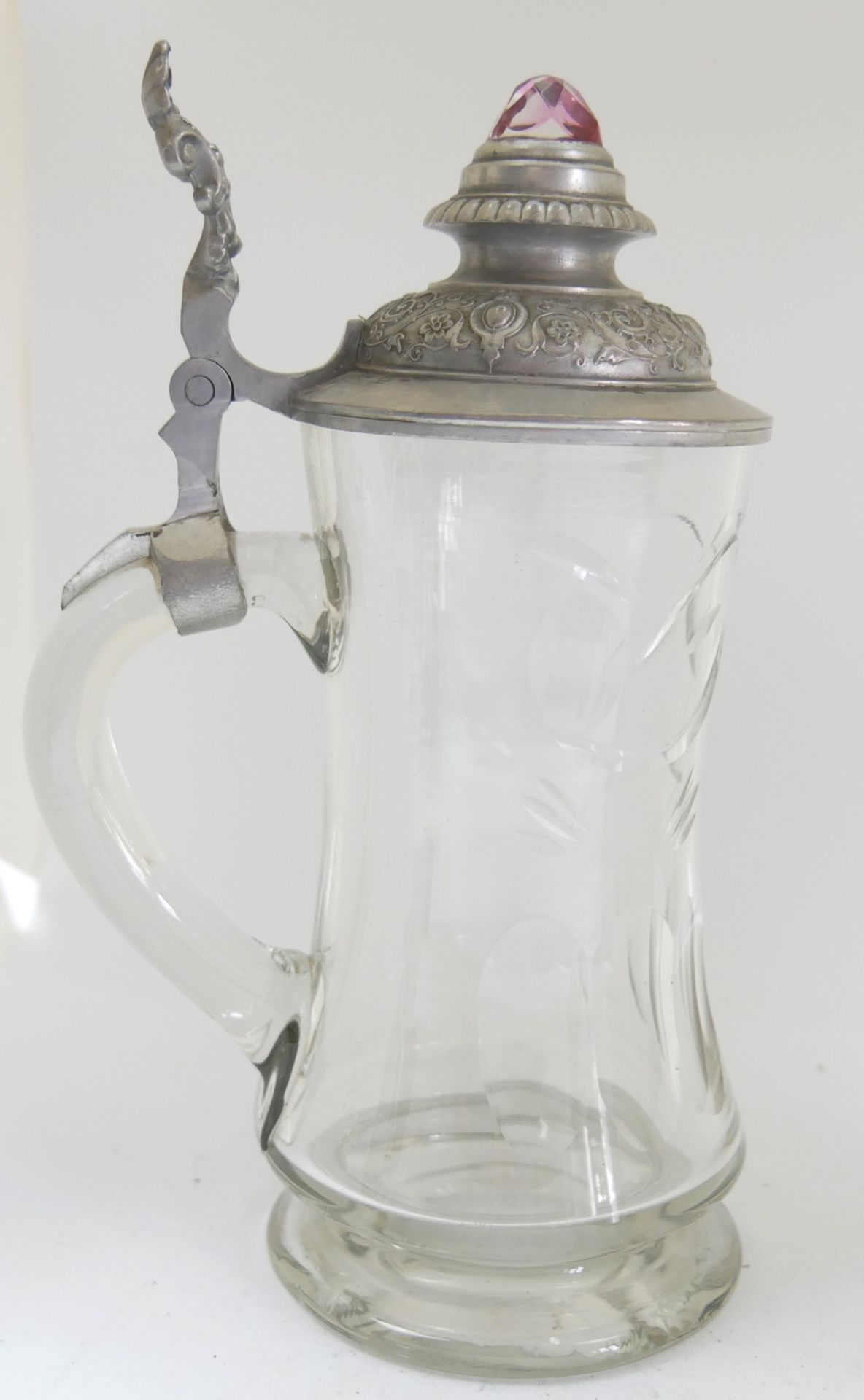 Glasbierkrug mit Daumendrücker. Mit Schliff. Auf dem Deckel roter Farbstein. Höhe mit Deckel ca.