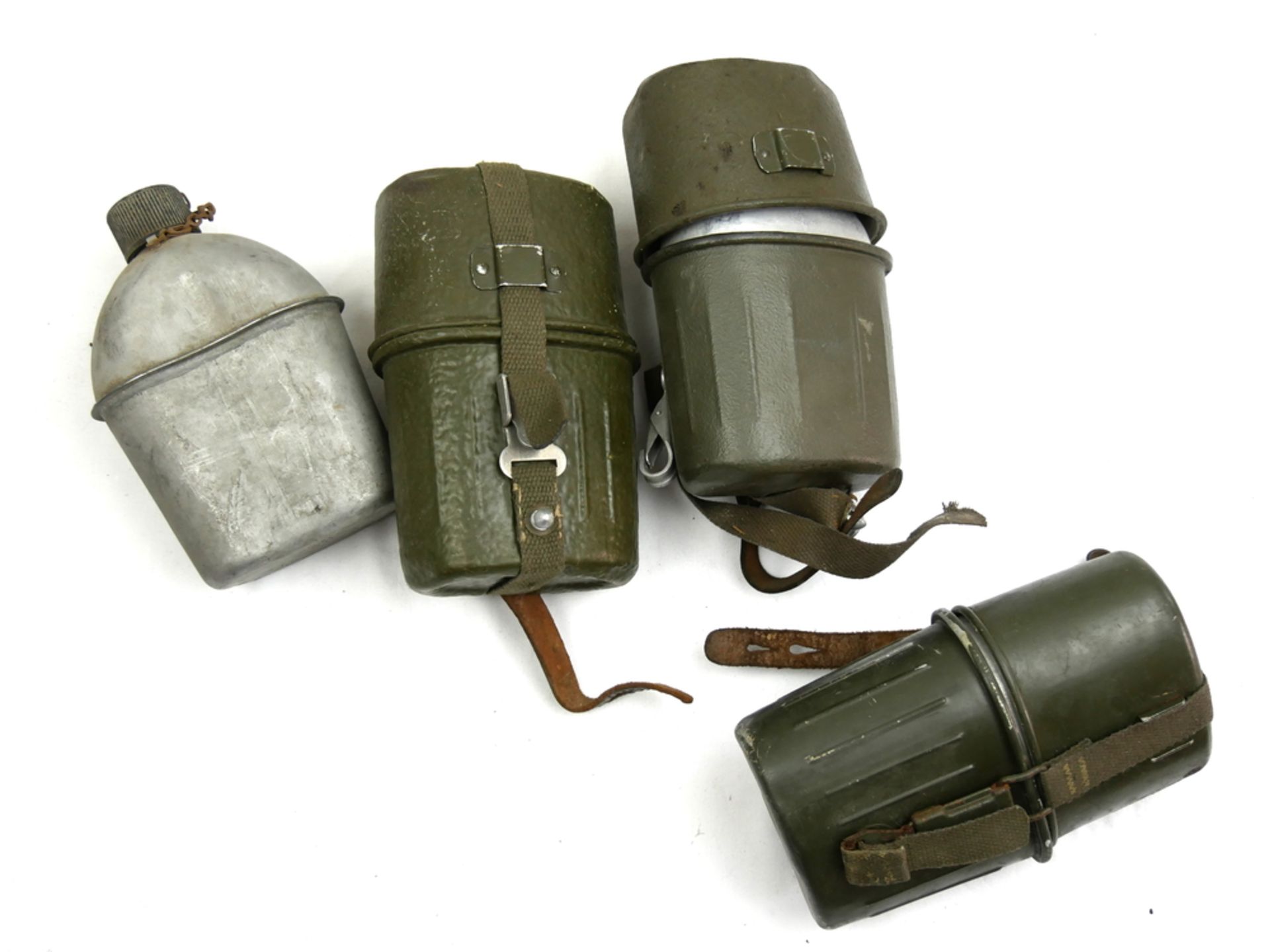 Lot Wehrmacht Feldflaschen aus Aluminium, insgesamt 4 Stück. 3x mit Hülle. Bitte besichtigen