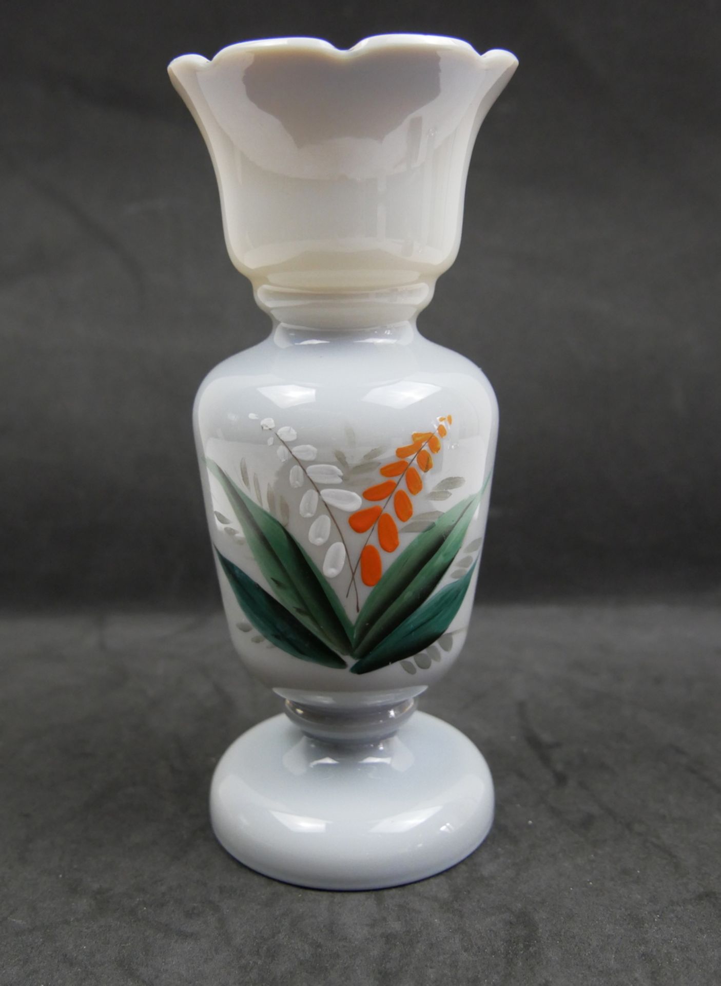 antike Opalglas Vase in grau mit handgemalten Blumen. 1920er - 1930er Jahre. Oben teilweise mit