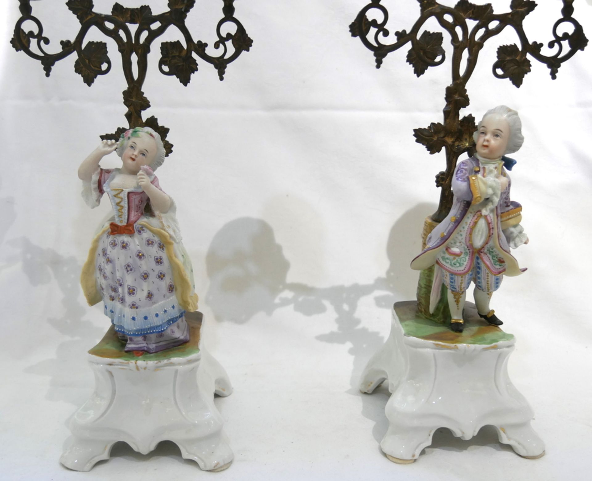 Antikes Porzellan Kerzenständer-Paar, je 2-flammig mit Bronzeaufbau, wohl Frankreich 19. - Bild 2 aus 2