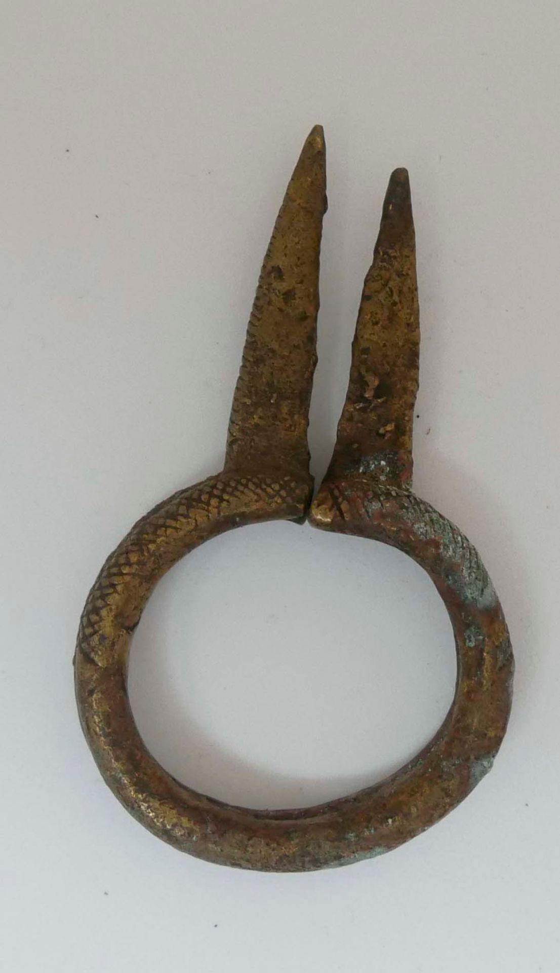 antikes afrikanisches "Lobi" - Kampfarmband. Ursprung im heutigen Ghana. Durchmesser ca. 4,5 cm - Bild 2 aus 3