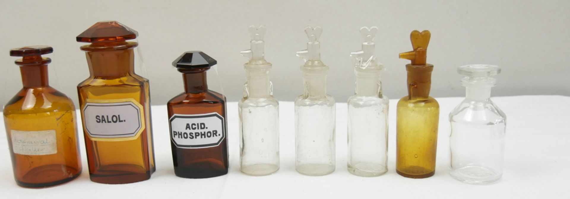 Konvolut alte Arznei- und Tropffläschchen / Abschliff Flaschen, zum Teil um 1900 in gutem Zustand.