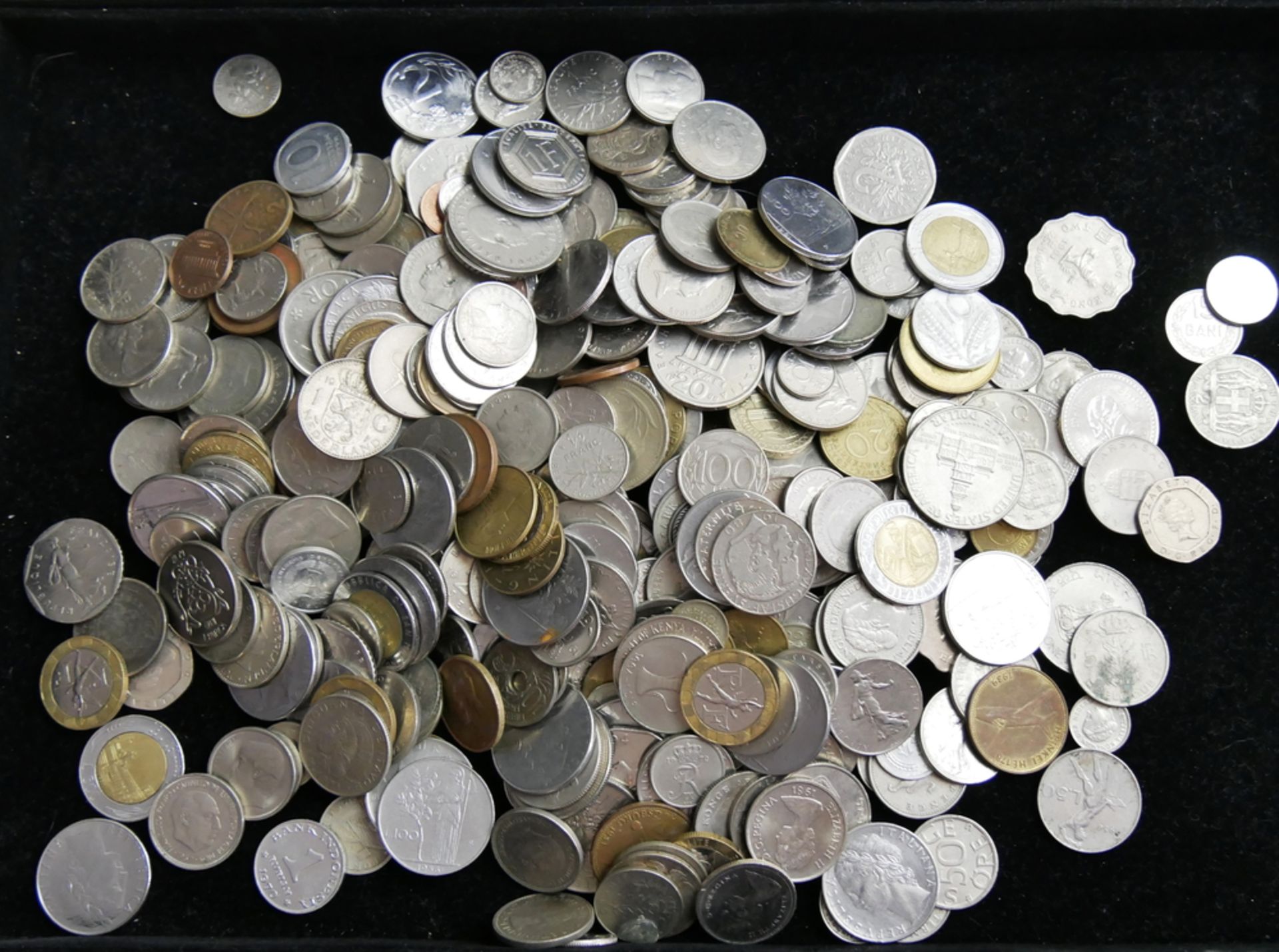 Lot Münzen alle Welt, insgesamt ca. 2,15 kg. Bitte besichtigen!