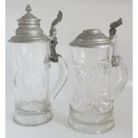 2 Glas Bierkrüge um 1920, jeweils mit Zinndaumendrücker, mundgeblasen. Sehr guter Zustand. Höhe