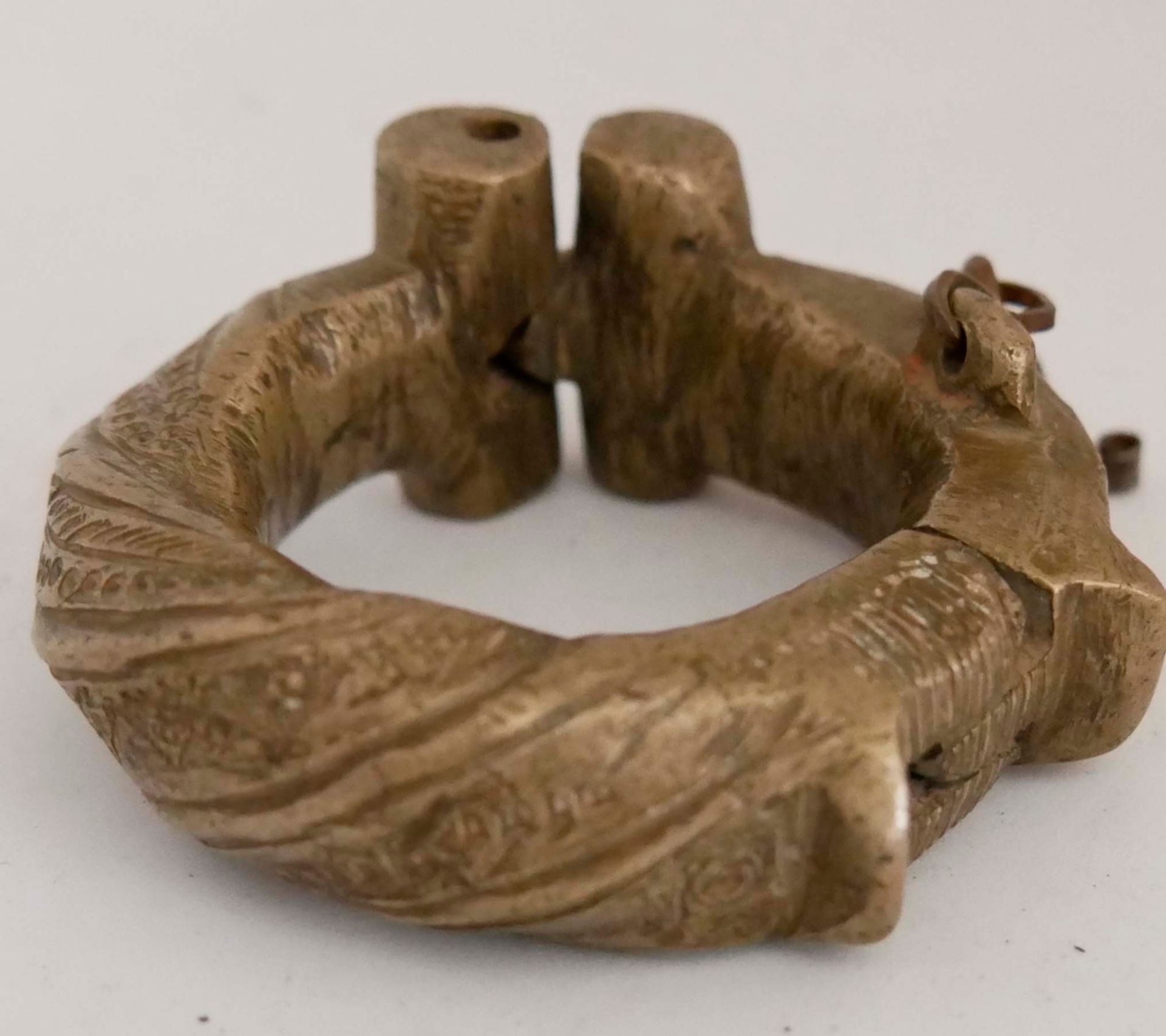 antiker afrikanischer Armreif mit verschluss Kettchen. Durchmesser ca. 4,5 cm