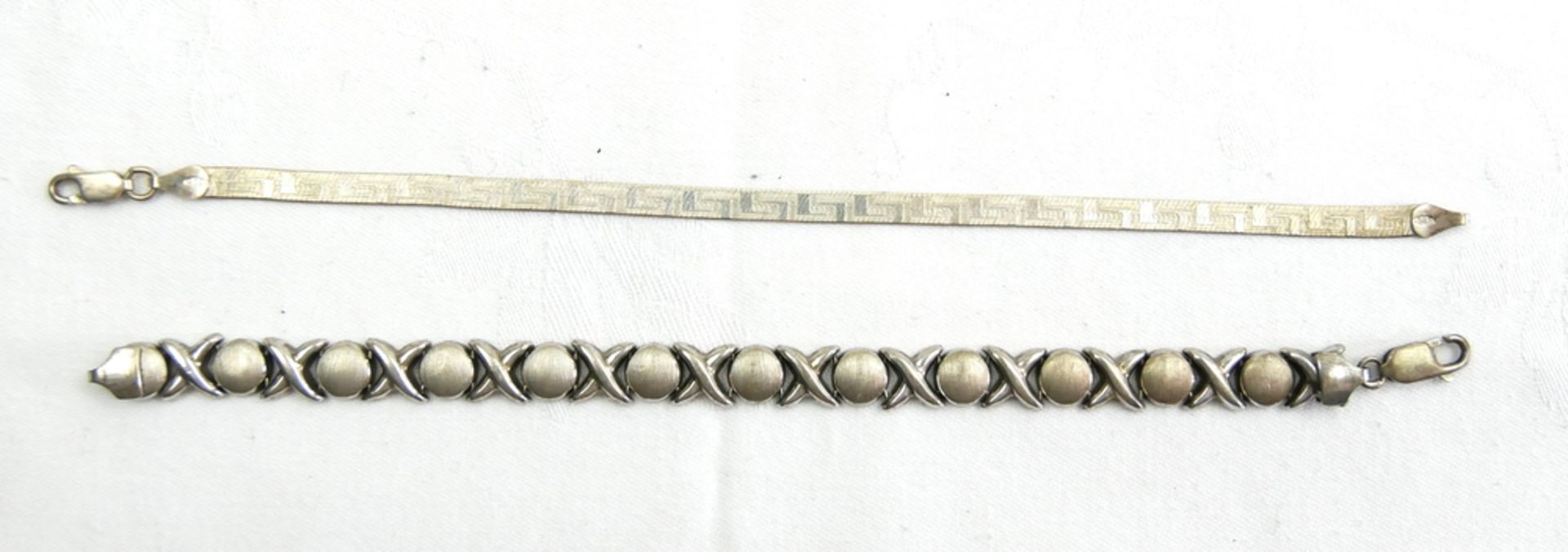 2 Armbänder, 925er Silber, verschiedene Modelle.