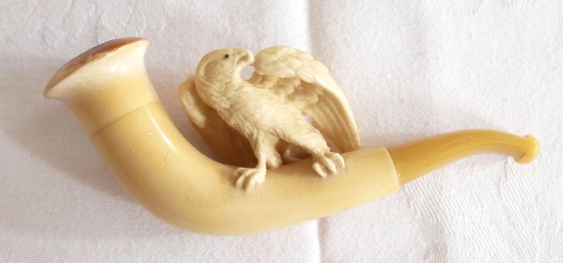 antike Meerschaumpfeife mit geschnitztem Adler, Mundstück aus Bernstein im Etui. - Bild 2 aus 2
