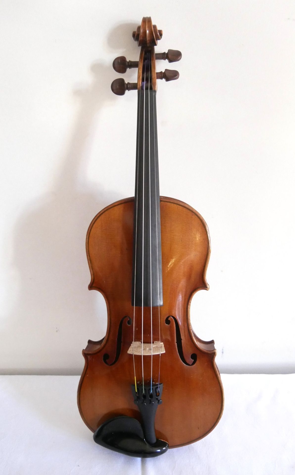4/4 Violine mit 2 Violinenbögen im Kasten. Gesamtlänge ca. 59 cm, Korpusmaße: unten ca. 20,5 cm, - Image 2 of 6