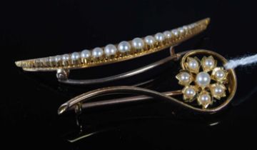 An early 20th century yellow metal and split pearl flower brooch, gross weight 4.6 grams, 43.3mm