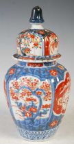 A Japanese Imari jar and cover, late 19th / early 20th century, 21.5cm high.