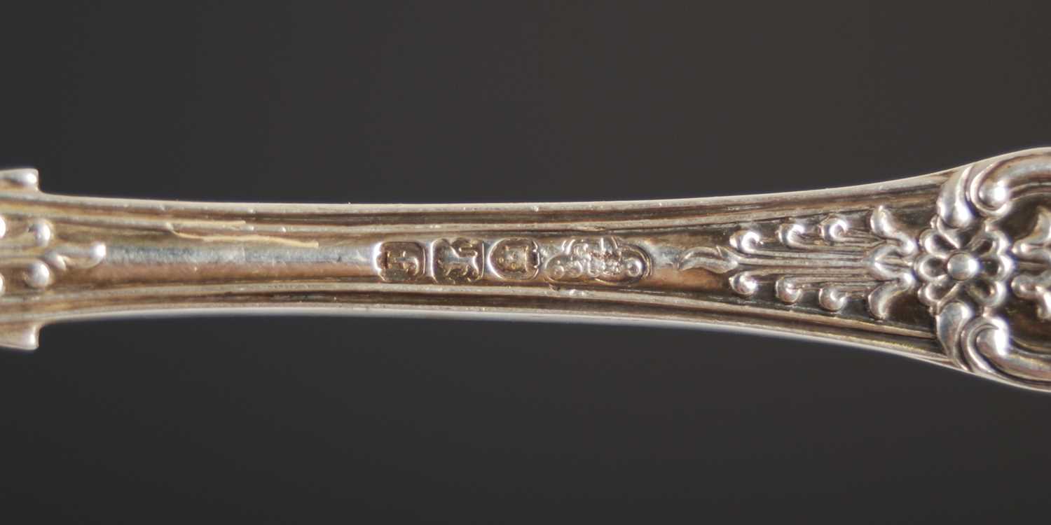 A Victorian and later twelve place setting of Kings pattern silver flatware, various makers and - Image 33 of 36