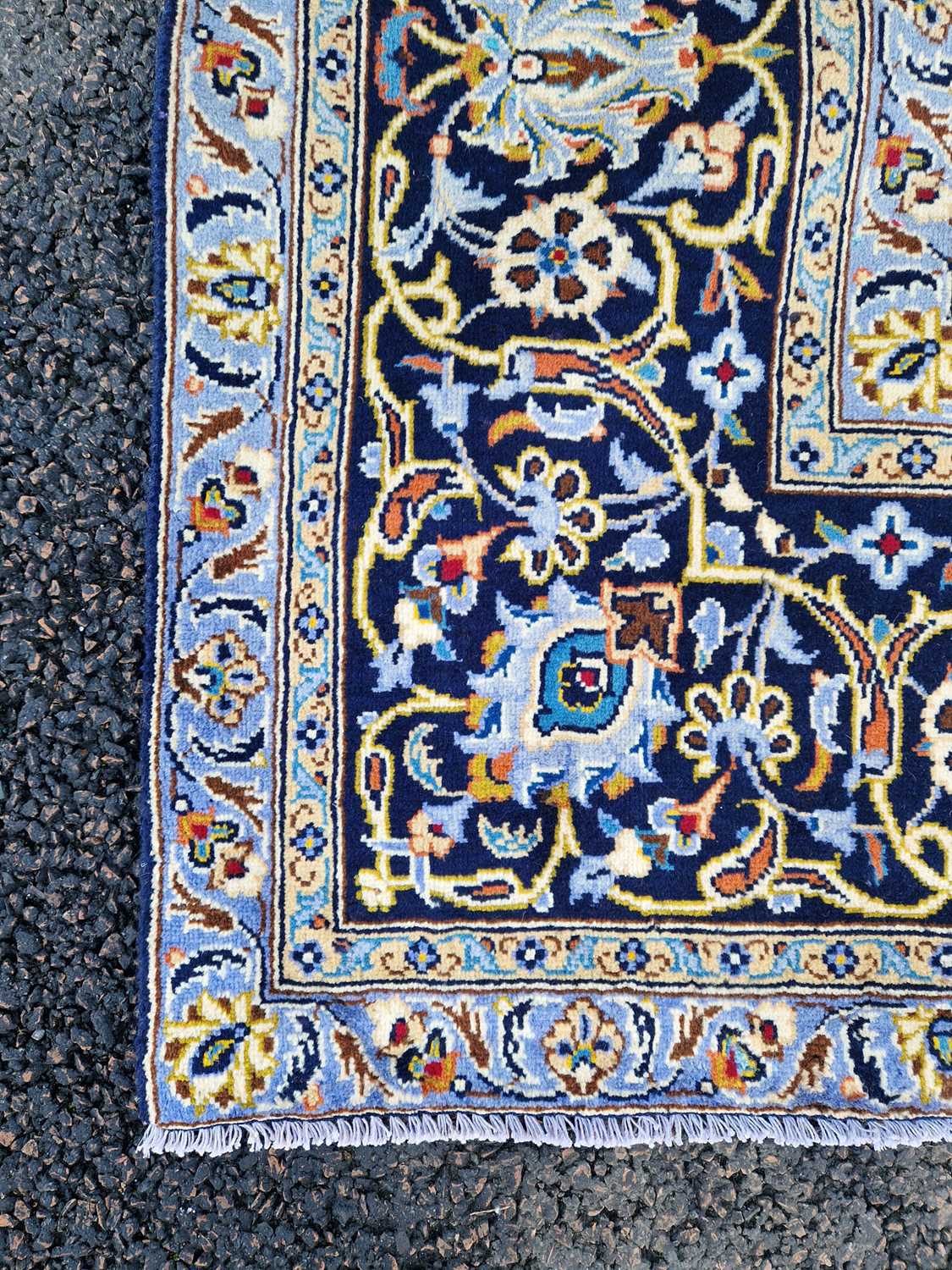 A Persian Isfahan carpet, 20th century, the rectangular blue ground field decorated with all-over - Bild 3 aus 8