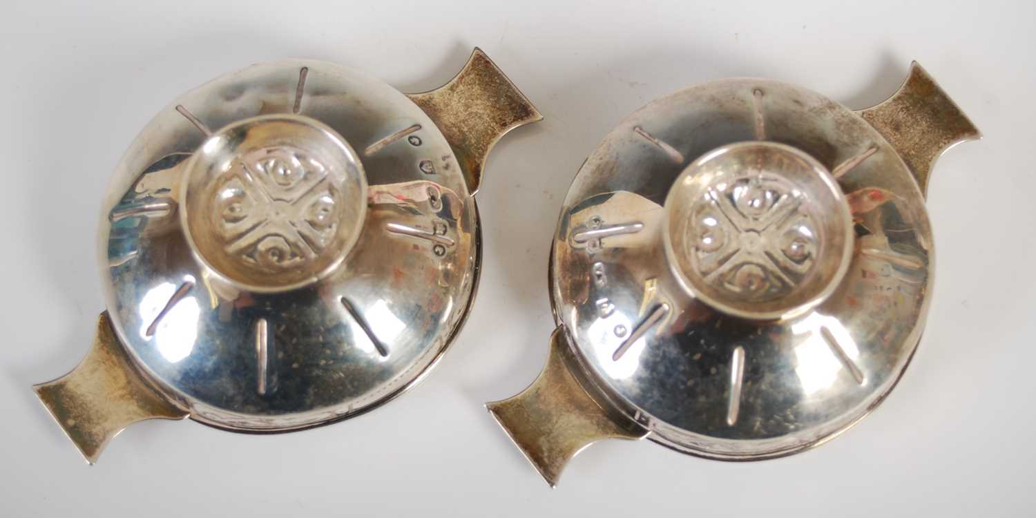A pair of Victorian silver quaichs, Edinburgh, 1886, makers mark of JA, probably that of James - Image 4 of 6