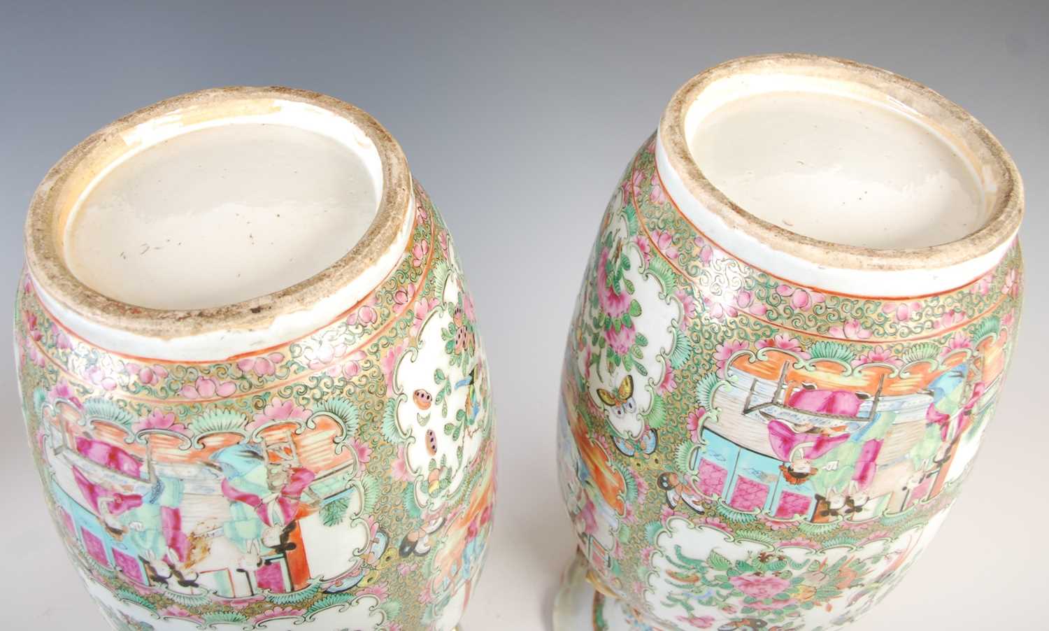 A pair of Chinese porcelain famille rose canton vases, Qing Dynasty, decorated with rectangular - Bild 7 aus 9