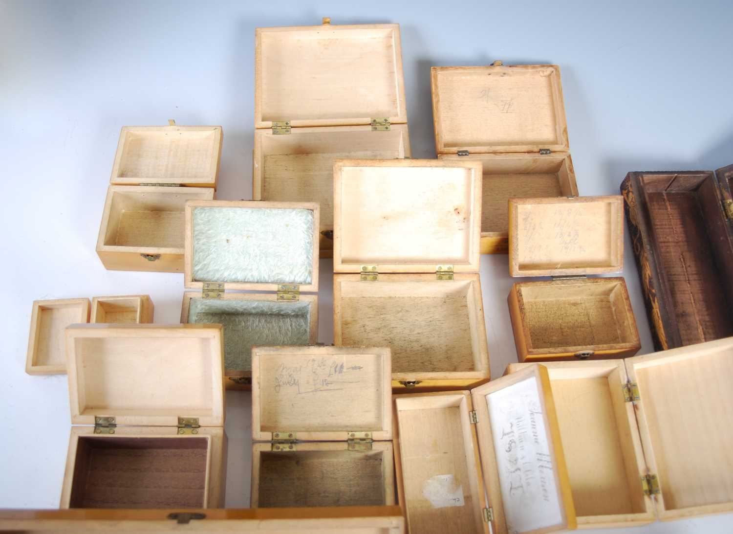 A collection of eighteen assorted Mauchline Ware boxes, to include 'Perth from the Edinburgh Road' - Image 8 of 10