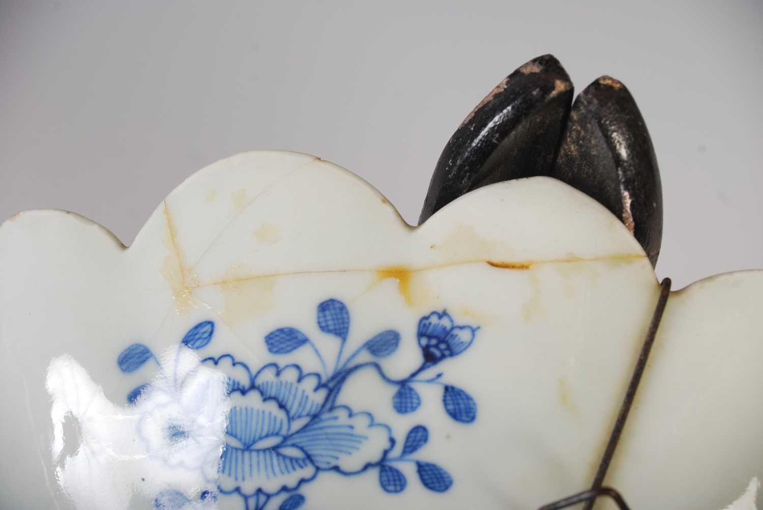 A Chinese porcelain blue and white flower shaped dish, Qing Dynasty, decorated with pavilions in a - Image 4 of 4