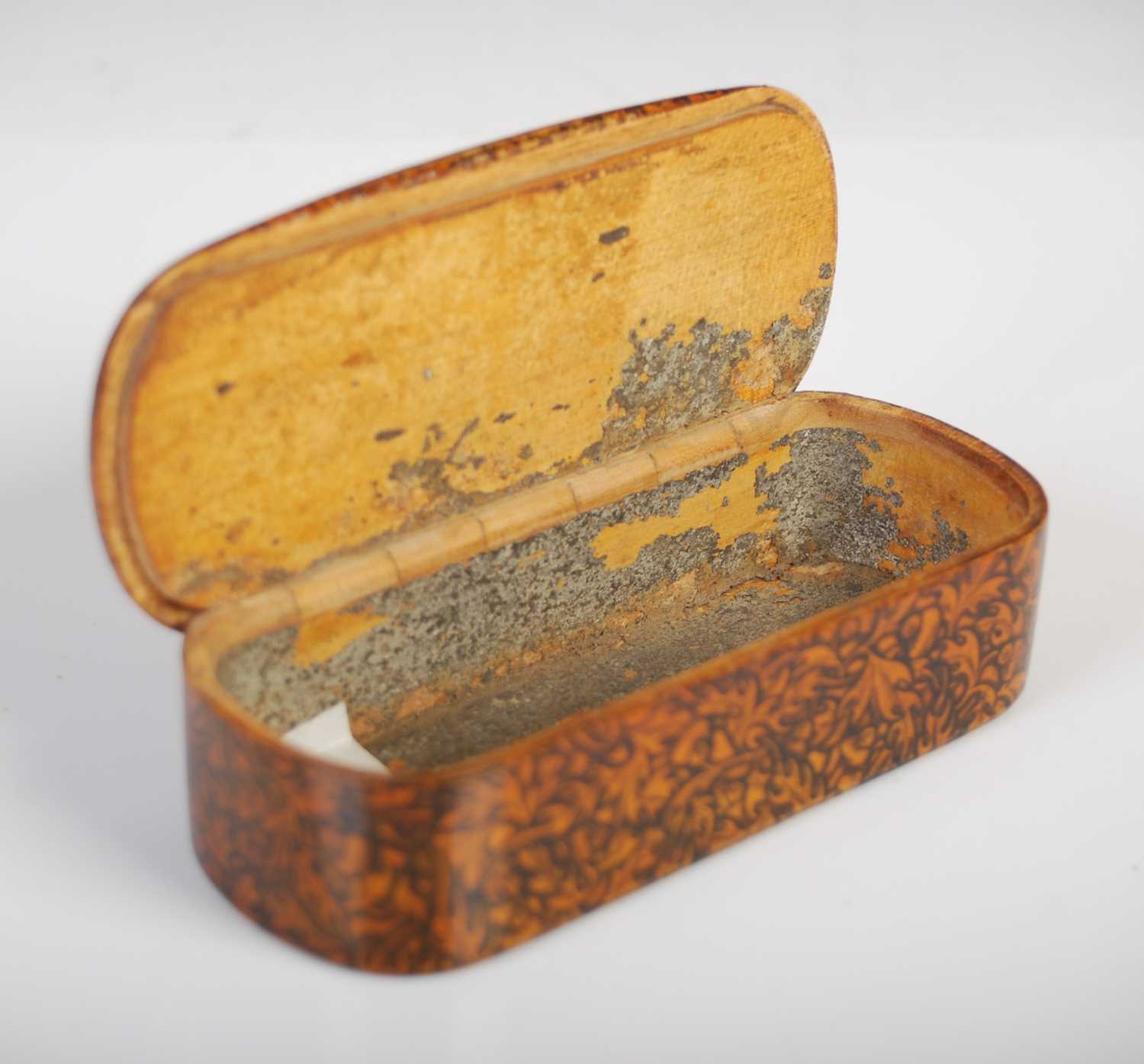 A Mauchline ware penwork rounded oblong snuff box with integral wooden hinge, finely decorated - Image 4 of 4