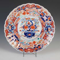 A Japanese Imari porcelain charger, late 19th / early 20th century, decorated with a circular