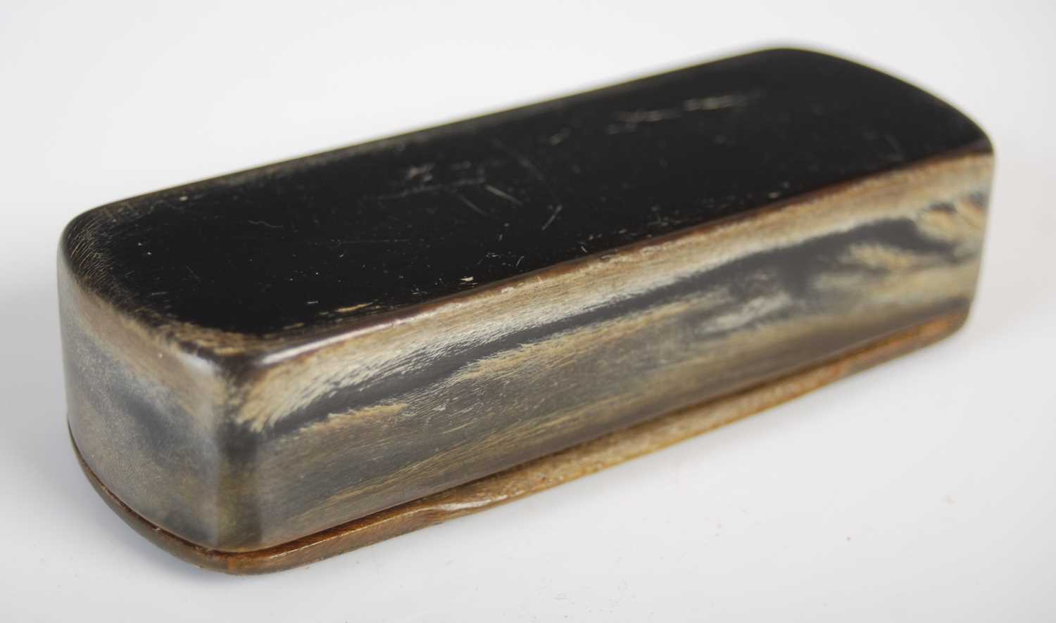 A horn oblong snuff box, the integral hinged cover with silvered-metal scroll inlay around oval - Image 2 of 3