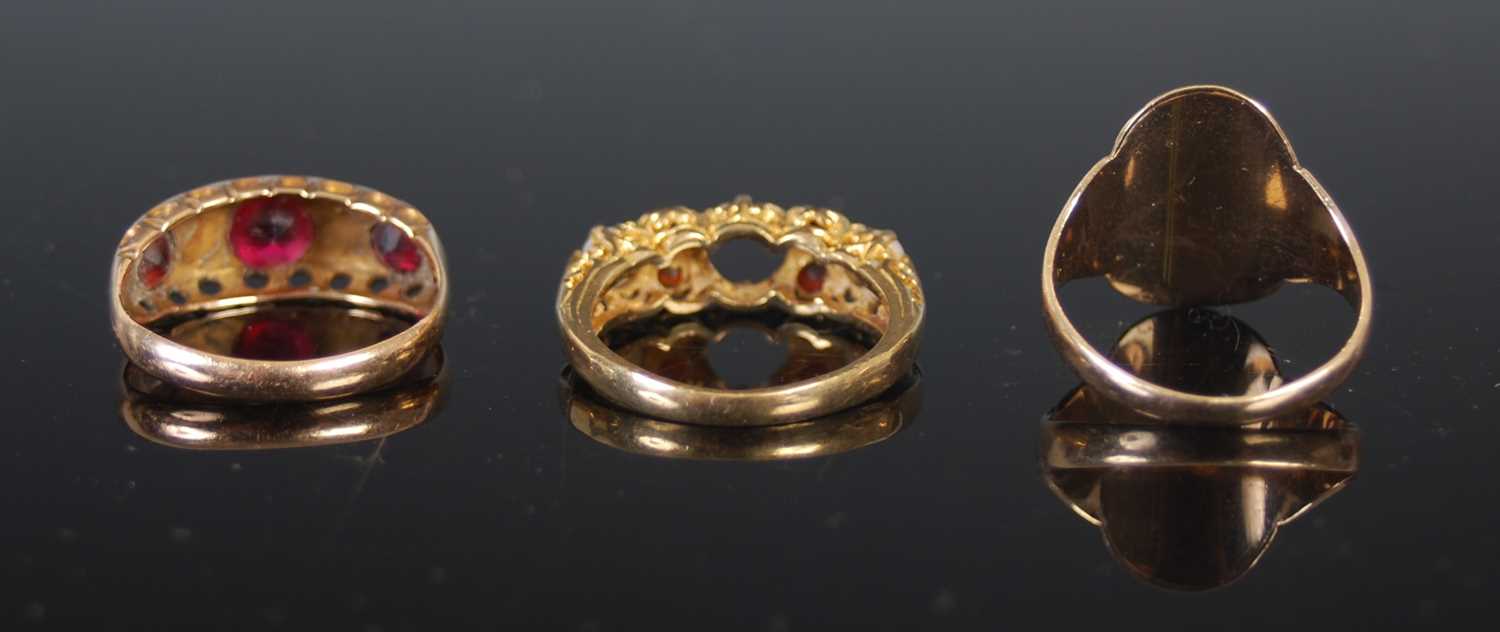 A group of three rings, to include a 9ct gold dress ring, size 'N' and two other 9ct gold and gem - Image 2 of 5