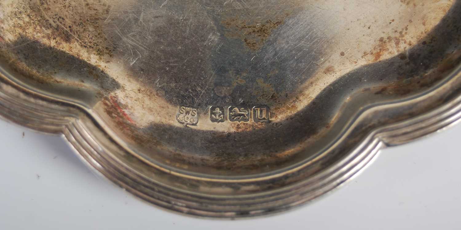 A group of Victorian and later silver, to include a George V calling card case, Birmingham, 1913, - Bild 5 aus 5