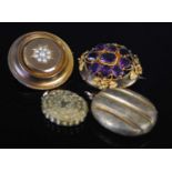 A group of late 19th/ early 20th century yellow metal jewellery, to include an amethyst nine stone