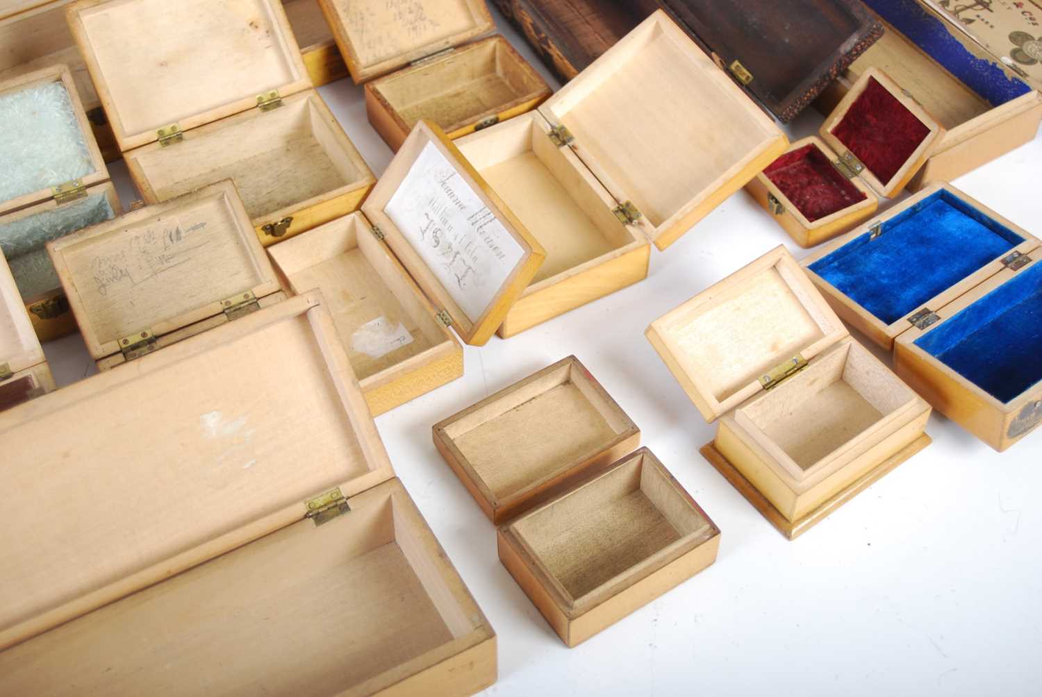 A collection of eighteen assorted Mauchline Ware boxes, to include 'Perth from the Edinburgh Road' - Image 9 of 10