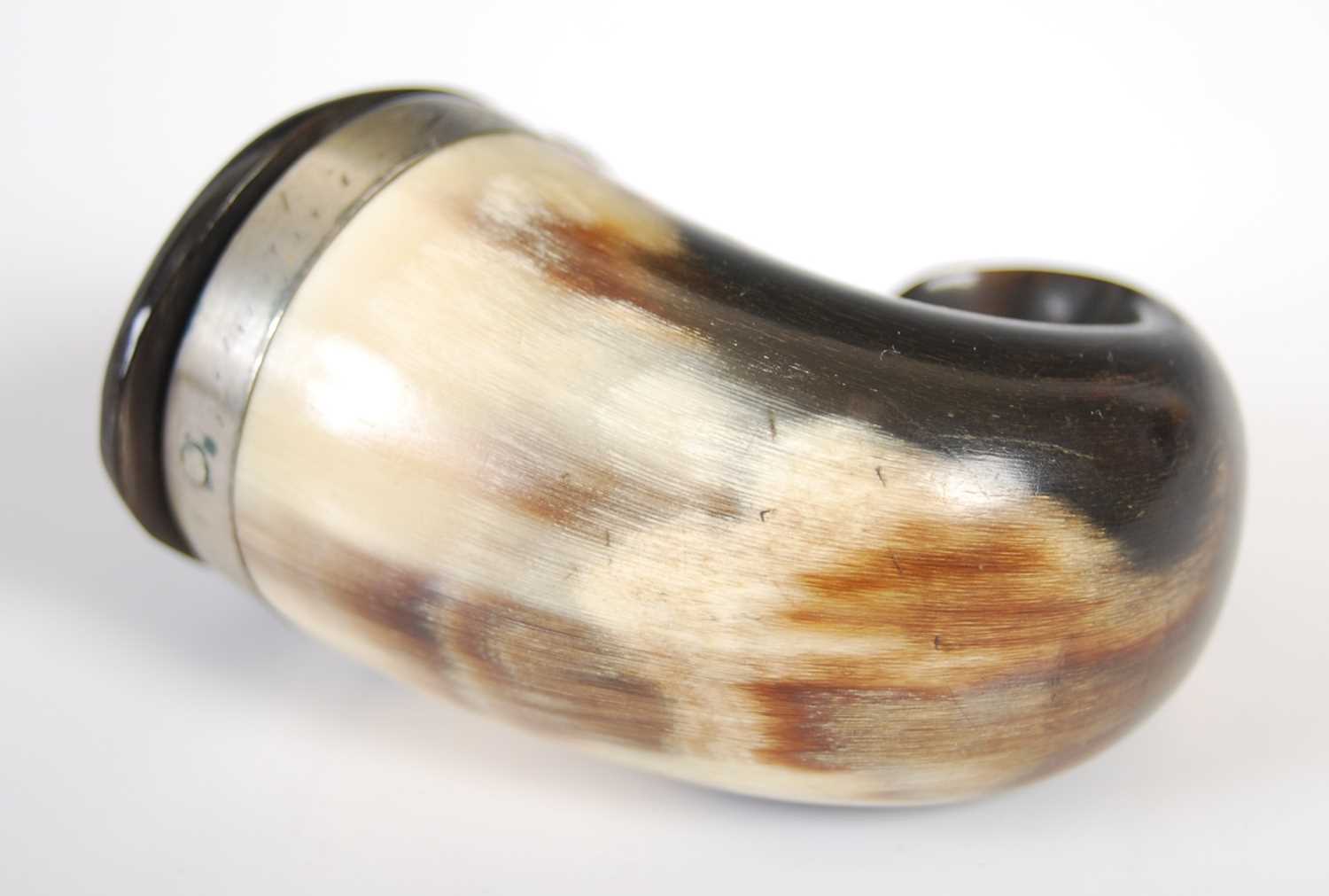 A Scottish small curly horn snuff mull with silver-plated collar and hinge, mid-19th century, 5cm - Image 2 of 3