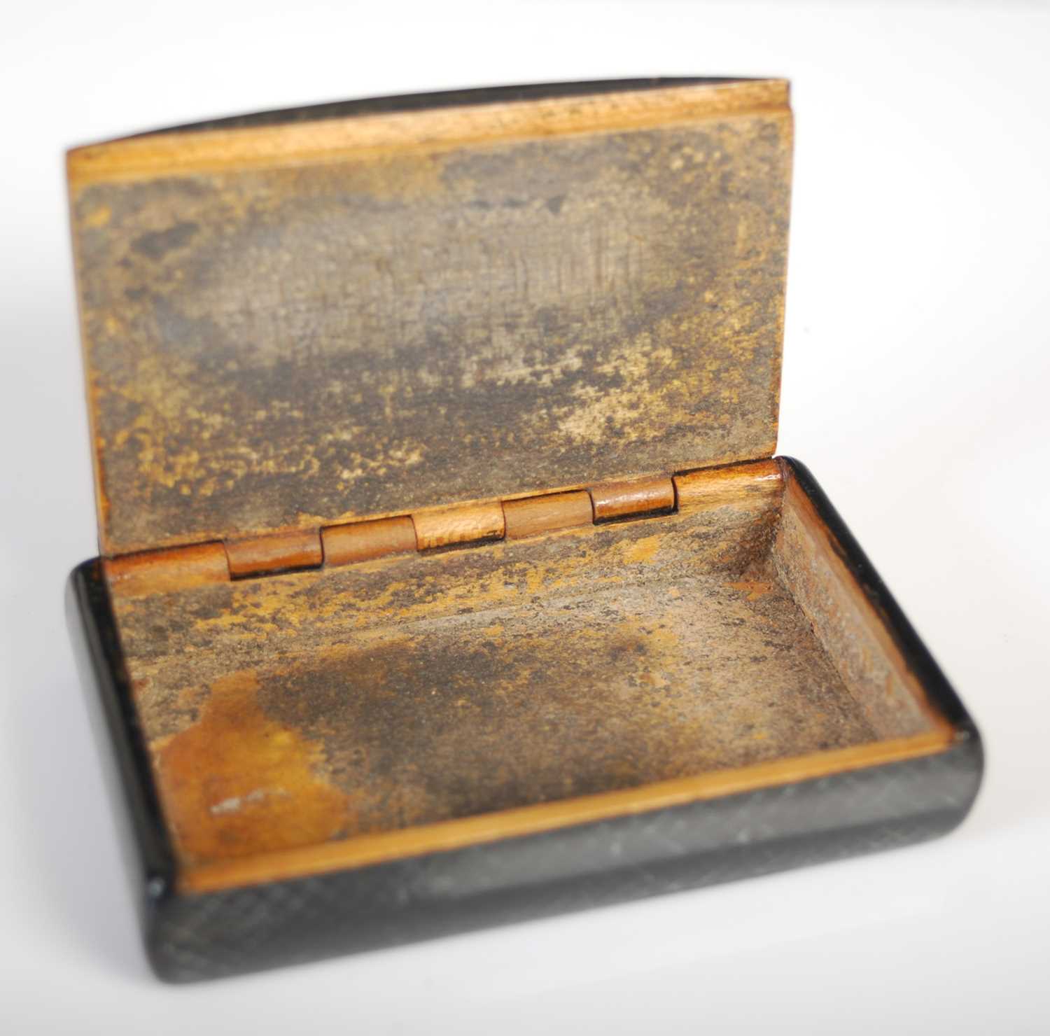 A Mauchline ware oblong snuff box, the hinged cover with finely drawn penwork scene of a turreted - Image 4 of 4