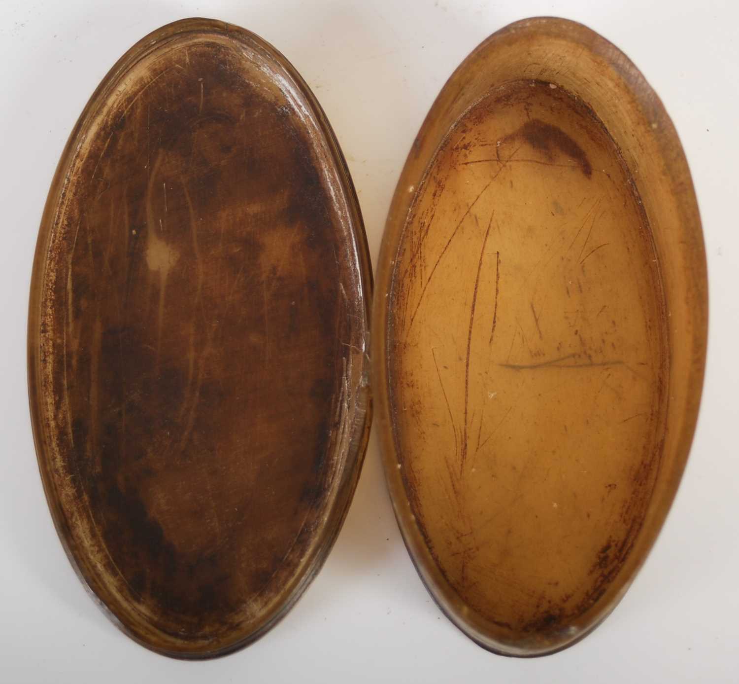 A blonde horn oval snuff box with pull-off cover, incised ‘NEWTON’ in cursive script and dated ‘ - Image 4 of 4