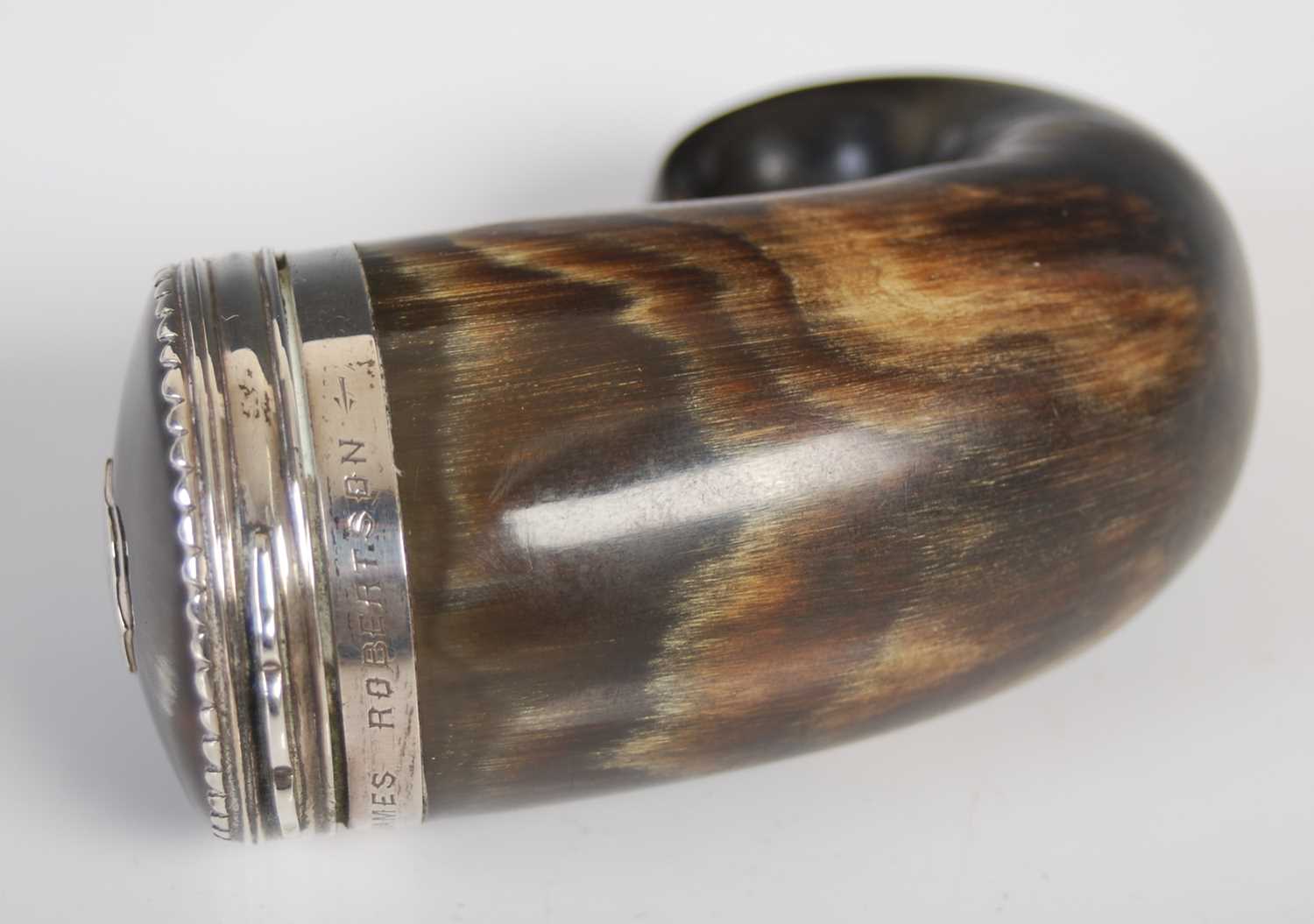 A Scottish curly horn snuff mull with silver mounts, the hinged cover with scalloped border and - Bild 2 aus 5