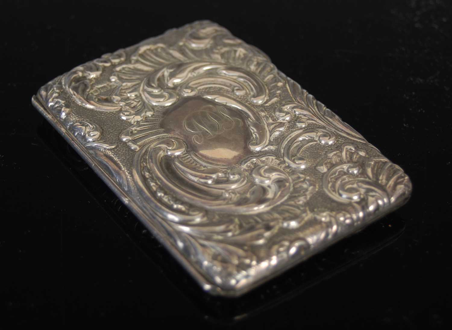 An Edwardian silver calling card case, Birmingham 1901, of hinged rectangular form opening to a blue - Image 3 of 9
