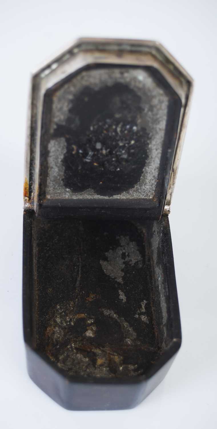 A pressed leather cut-cornered oblong snuff box with silver mounts and three-quarter opening - Image 4 of 4