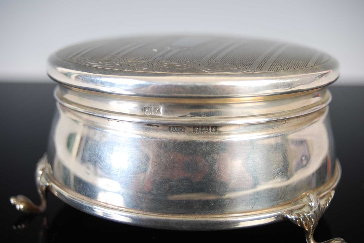 An Elizabeth II silver circular box, Birmingham, 1960, makers mark of B&Co, the hinged cover with - Image 4 of 5