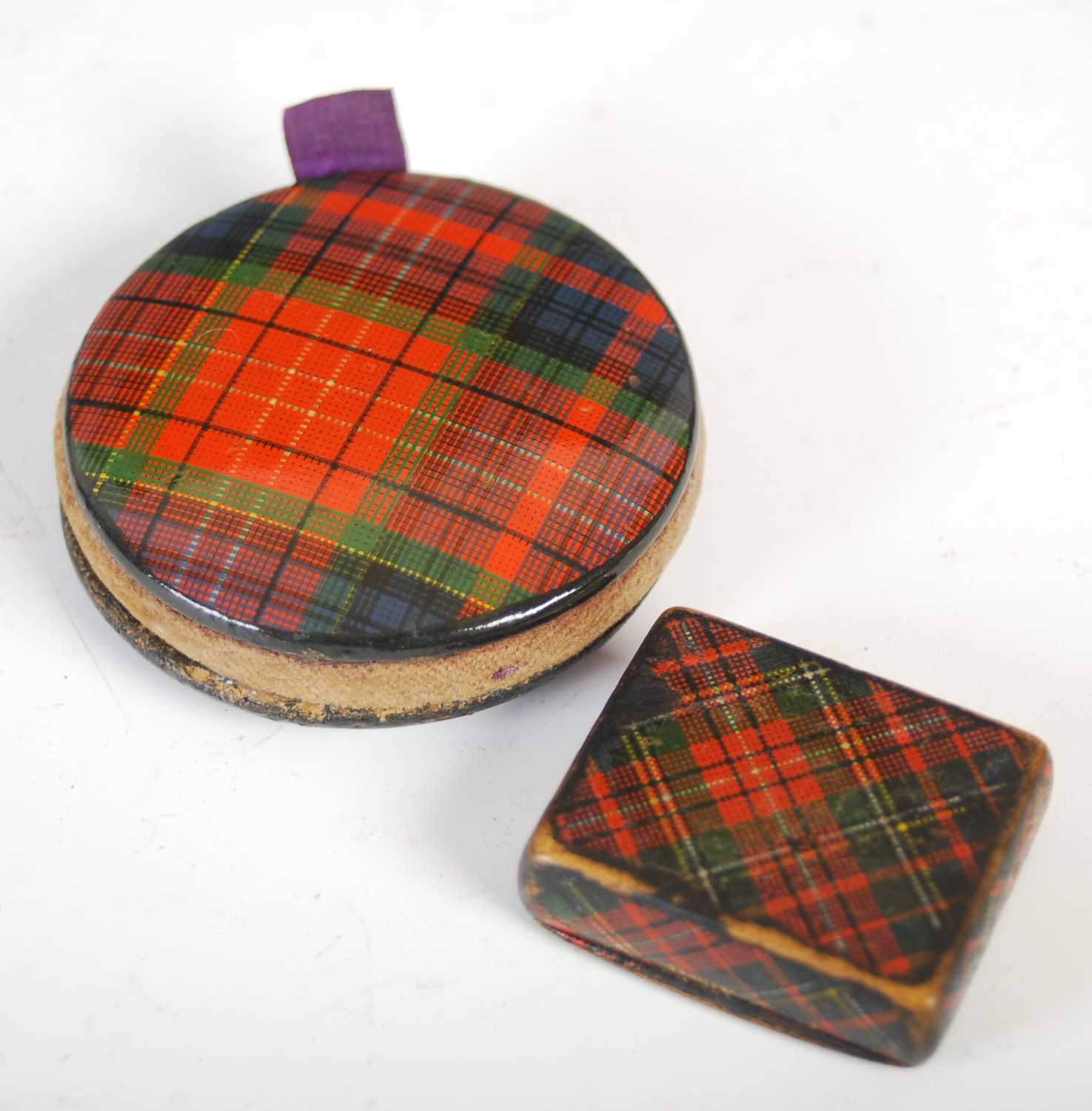 A collection of Tartan Ware, to include Prince Charlie page turner; MacDuff thimble holder and - Image 10 of 13