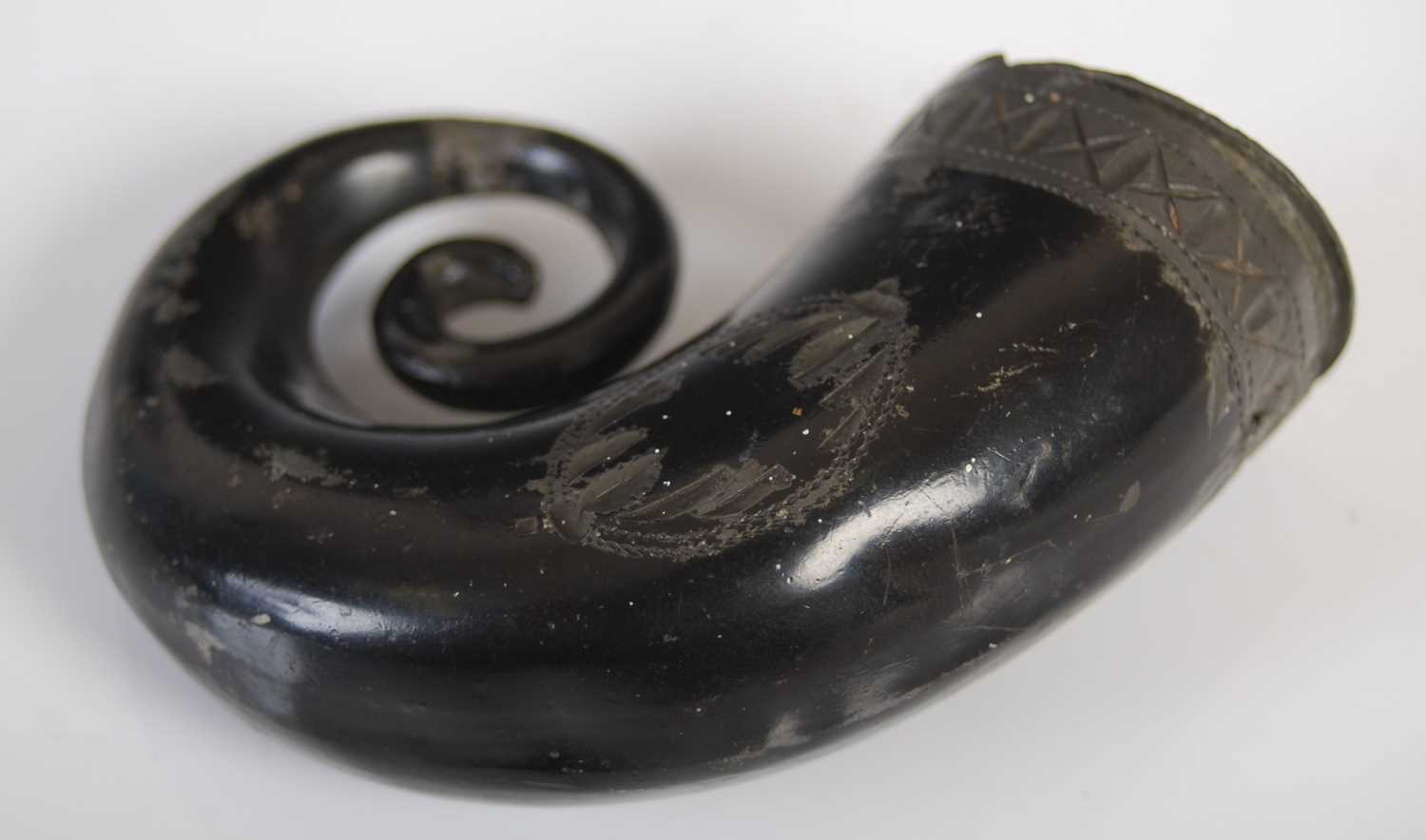 A pewter snuff mull in the form of a ‘curly horn’ with black lacquer surface and bright-cut - Image 2 of 4