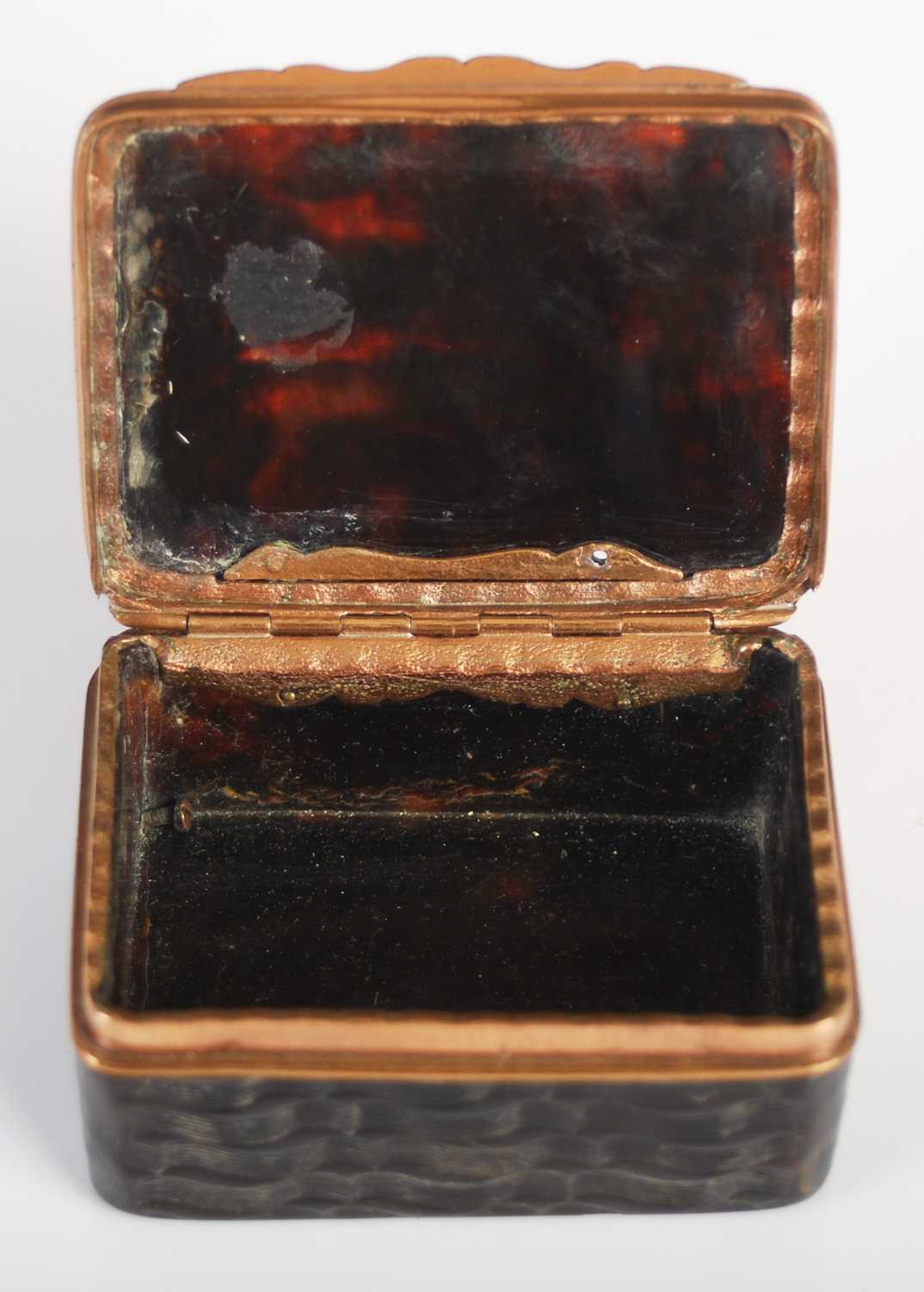 A tortoiseshell oblong snuff box with overall wave pattern design, with gilt-copper hinge, borders - Image 3 of 3