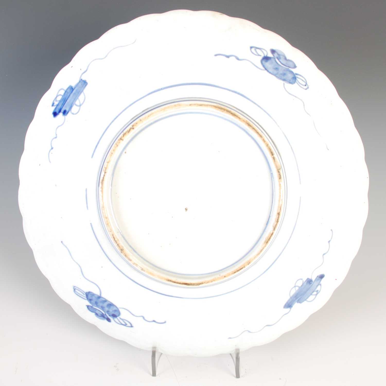 A Japanese Imari porcelain charger, late 19th / early 20th century, decorated with a circular - Image 2 of 2